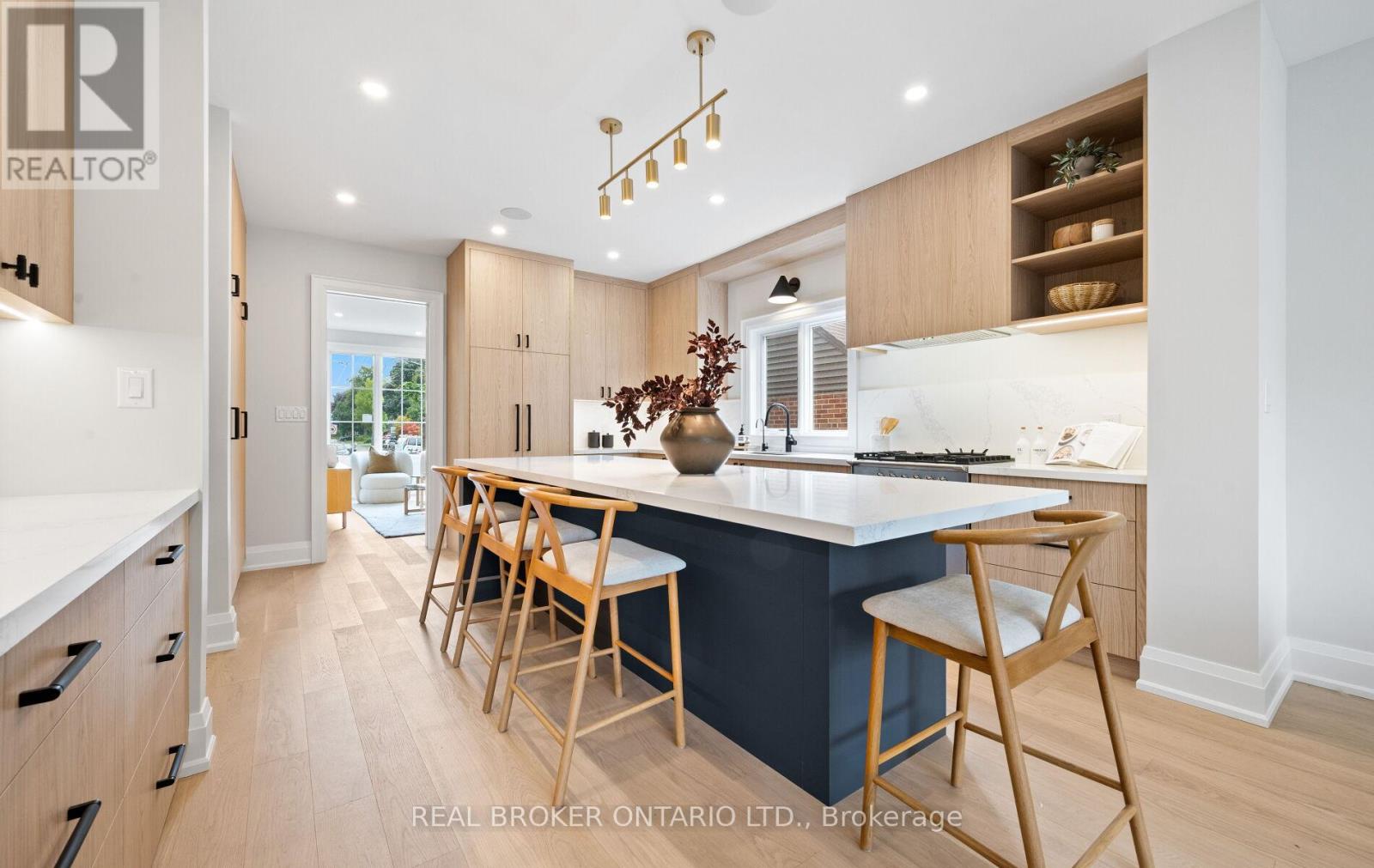 Photo 7 of 94 Prince Edward Drive S, Toronto ON