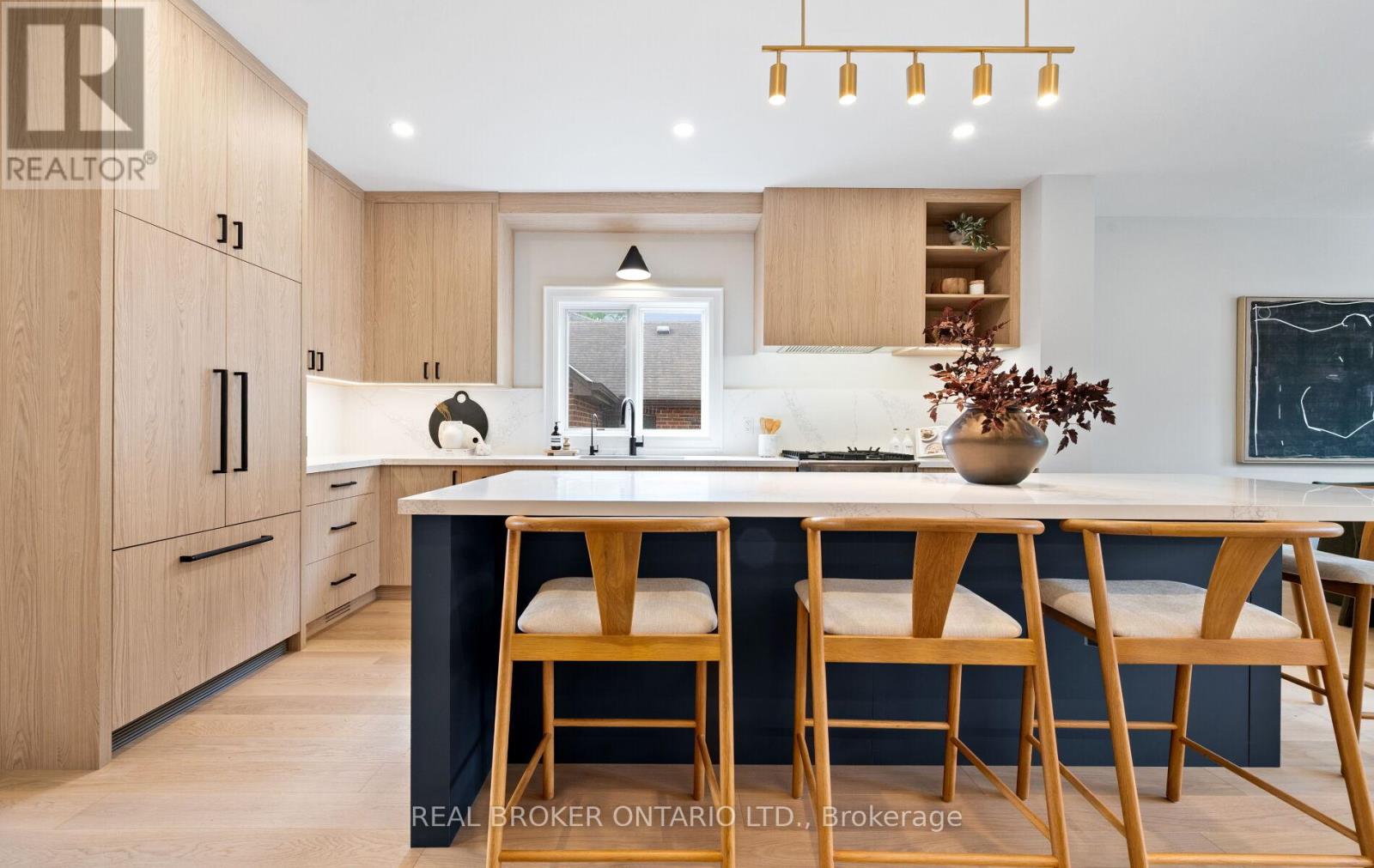 Photo 21 of 94 Prince Edward Drive S, Toronto ON