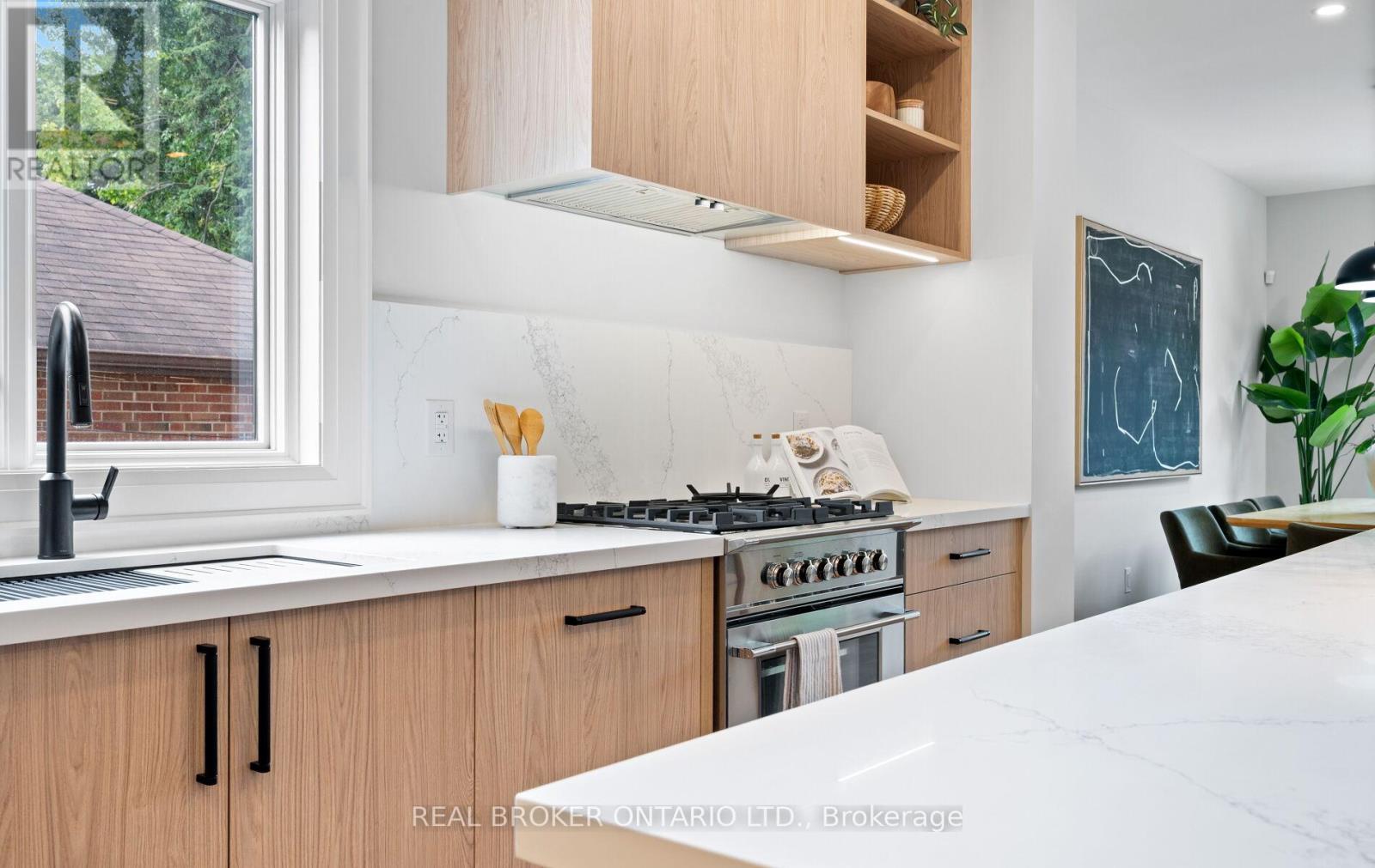 Photo 9 of 94 Prince Edward Drive S, Toronto ON