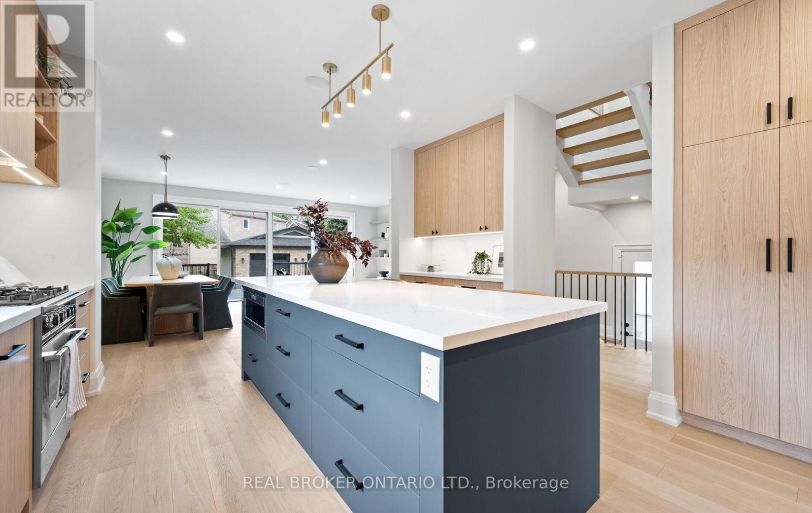 Photo 35 of 94 Prince Edward Drive S, Toronto ON