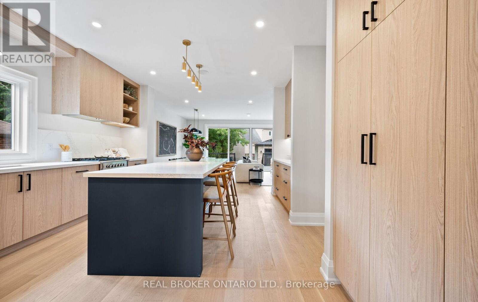 Photo 8 of 94 Prince Edward Drive S, Toronto ON