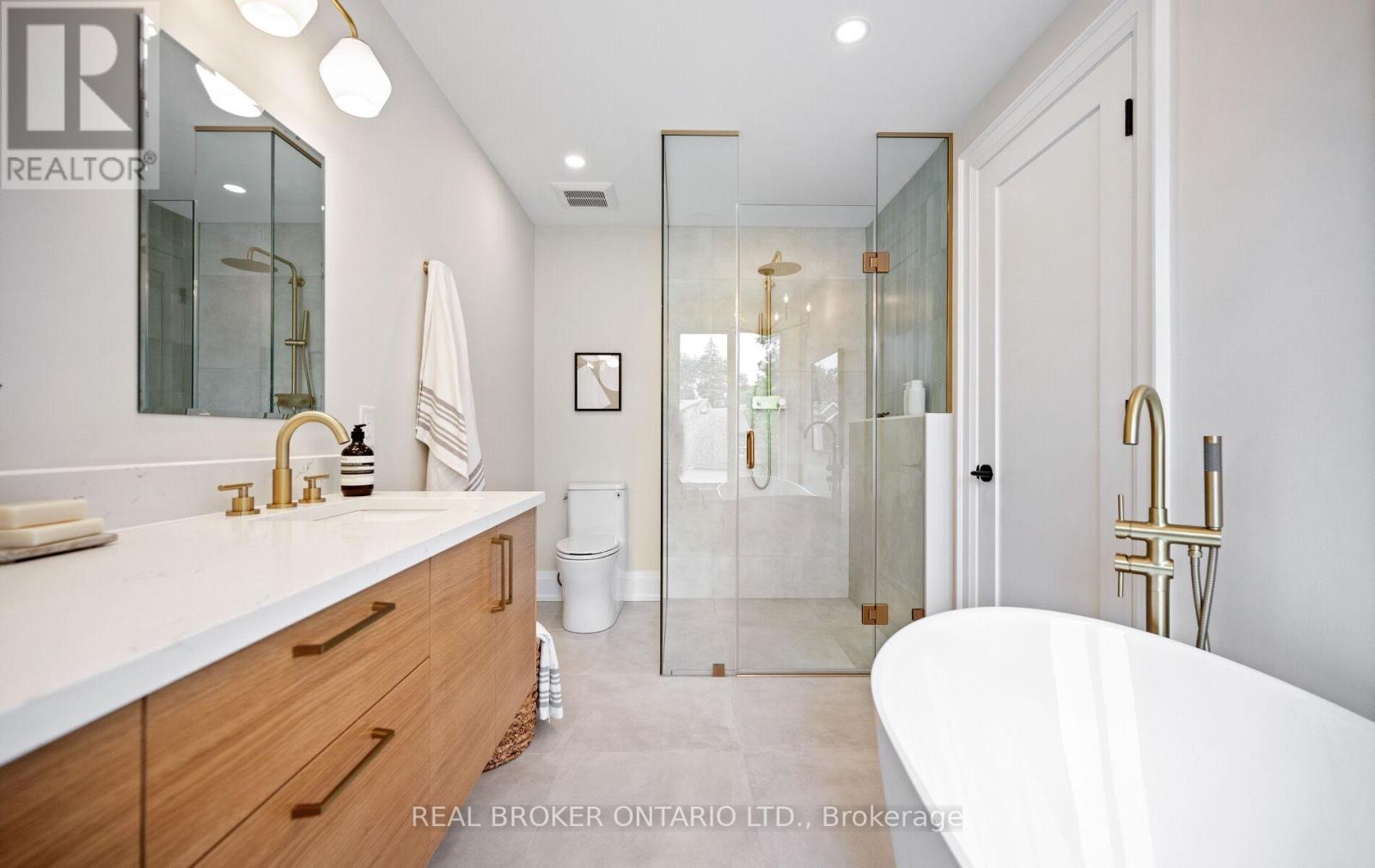 Photo 31 of 94 Prince Edward Drive S, Toronto ON
