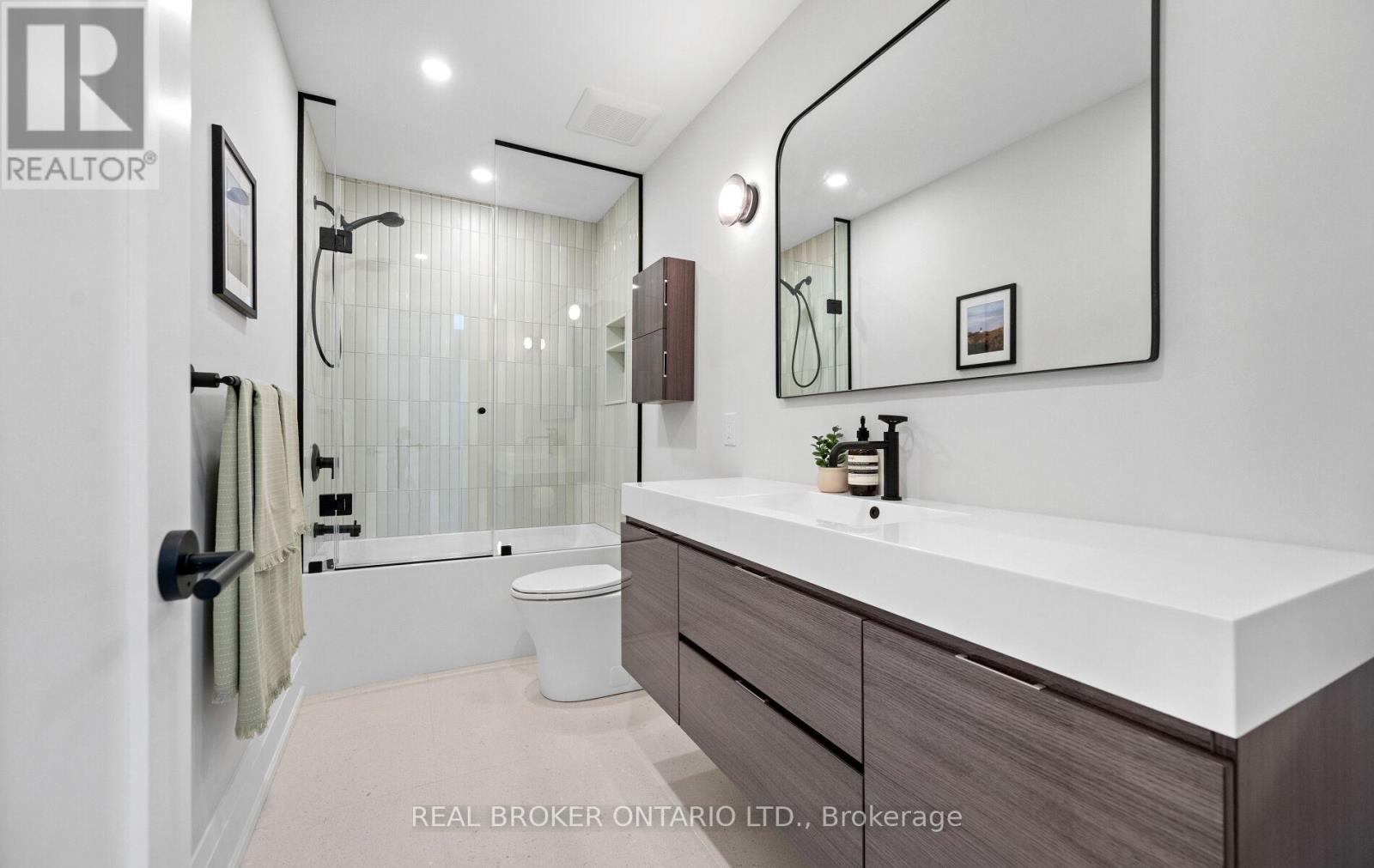 Photo 19 of 94 Prince Edward Drive S, Toronto ON