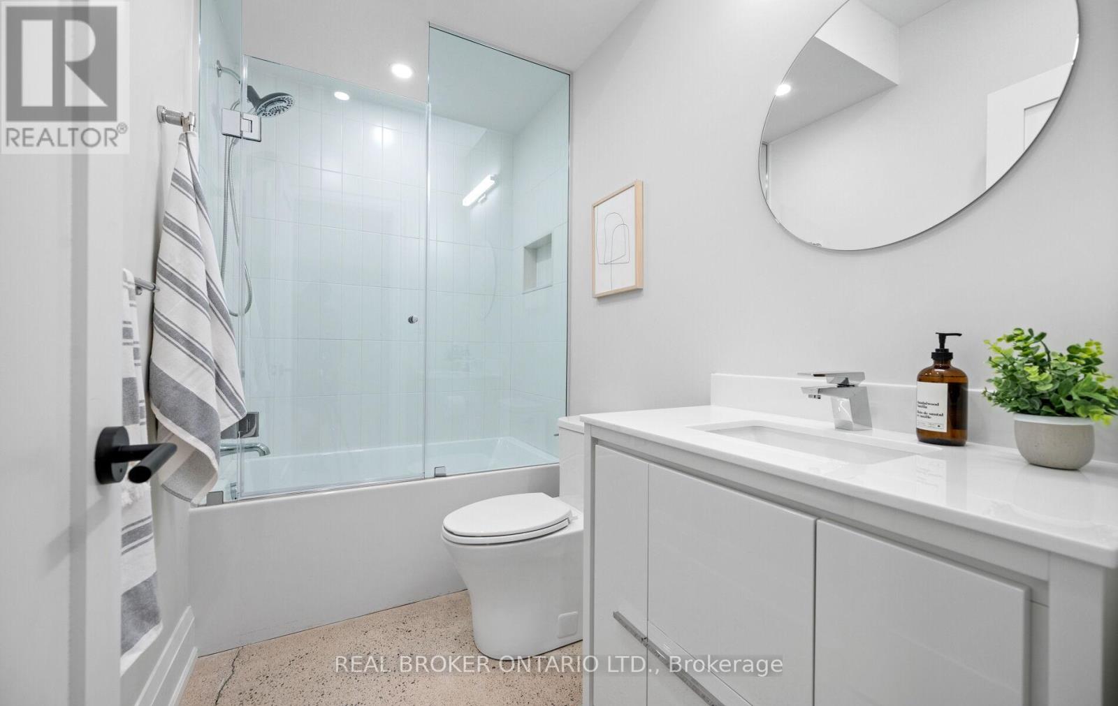 Photo 3 of 94 Prince Edward Drive S, Toronto ON