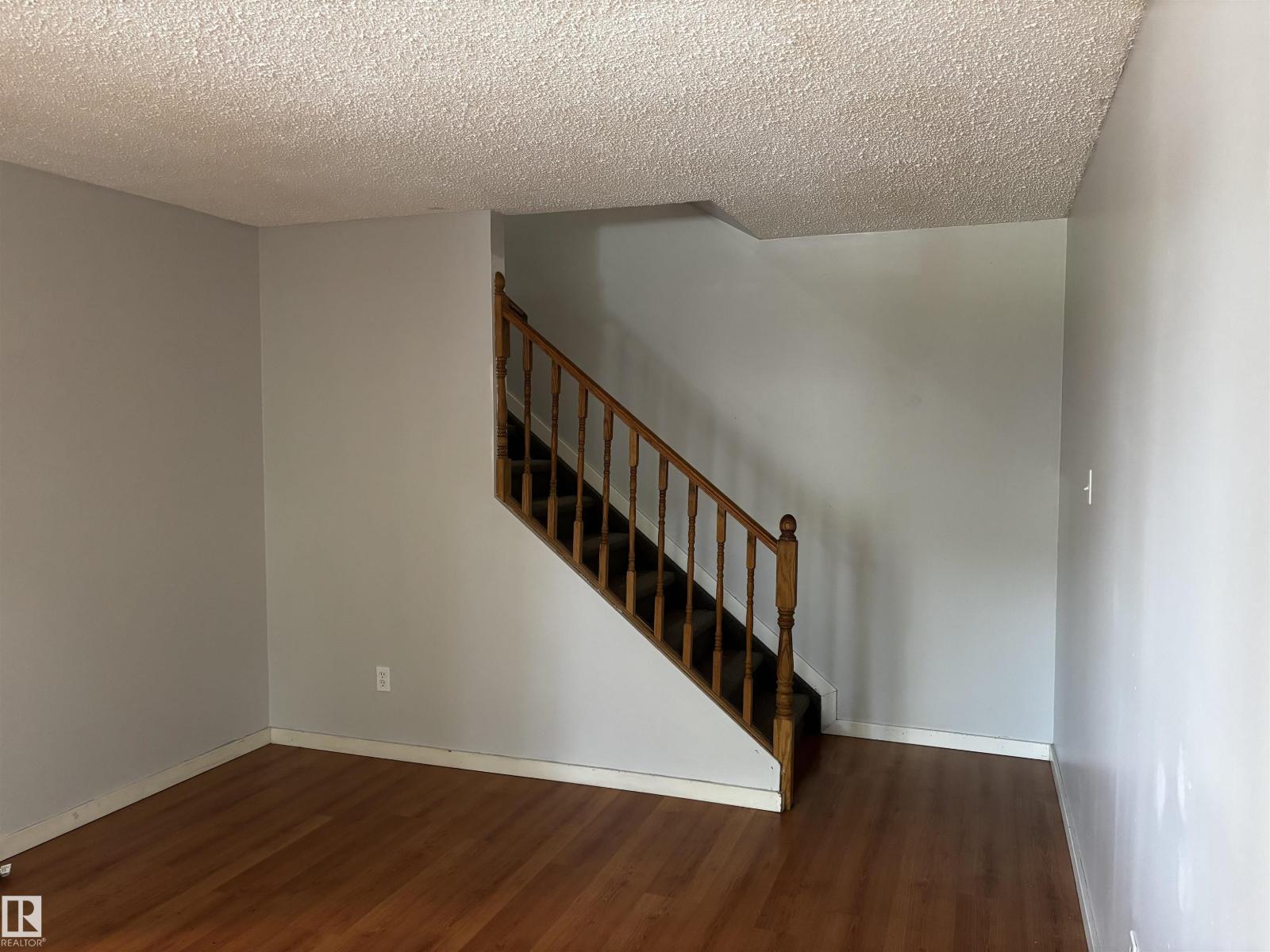 Photo 10 of 5446 144 B Av Nw, Edmonton AB