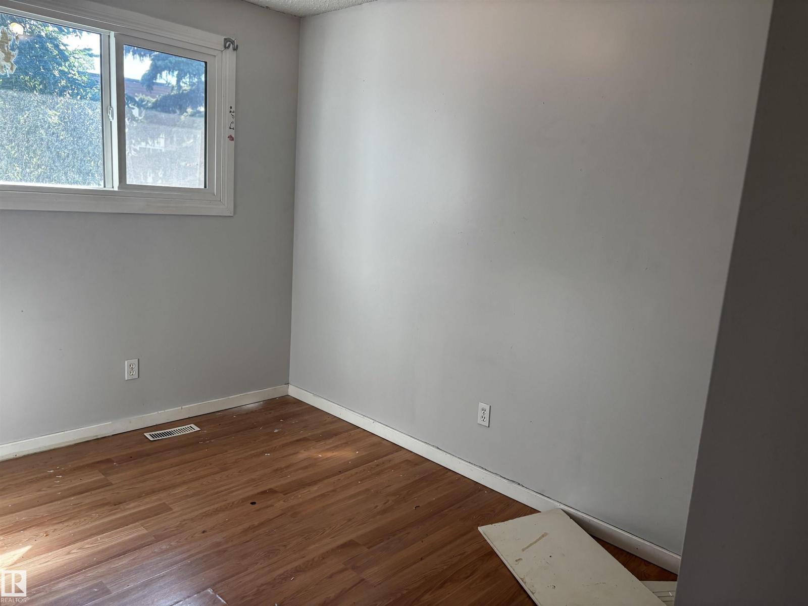 Photo 13 of 5446 144 B Av Nw, Edmonton AB