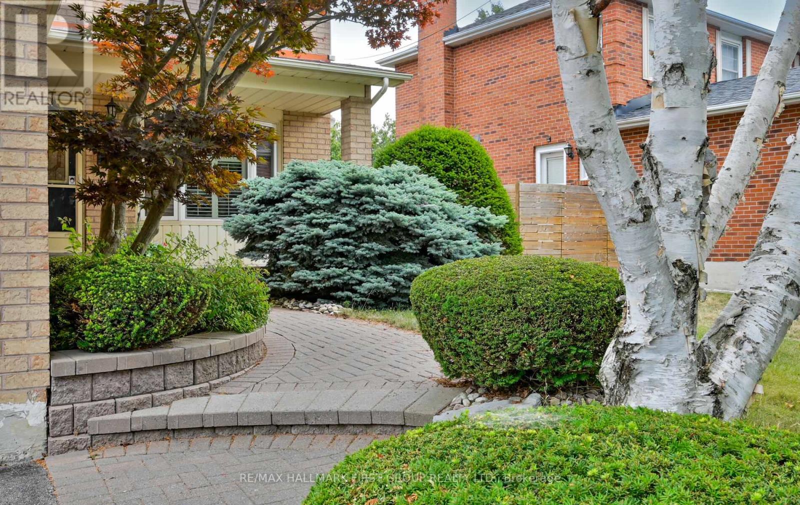 Photo 5 of 15 Ribblesdale Drive, Whitby ON