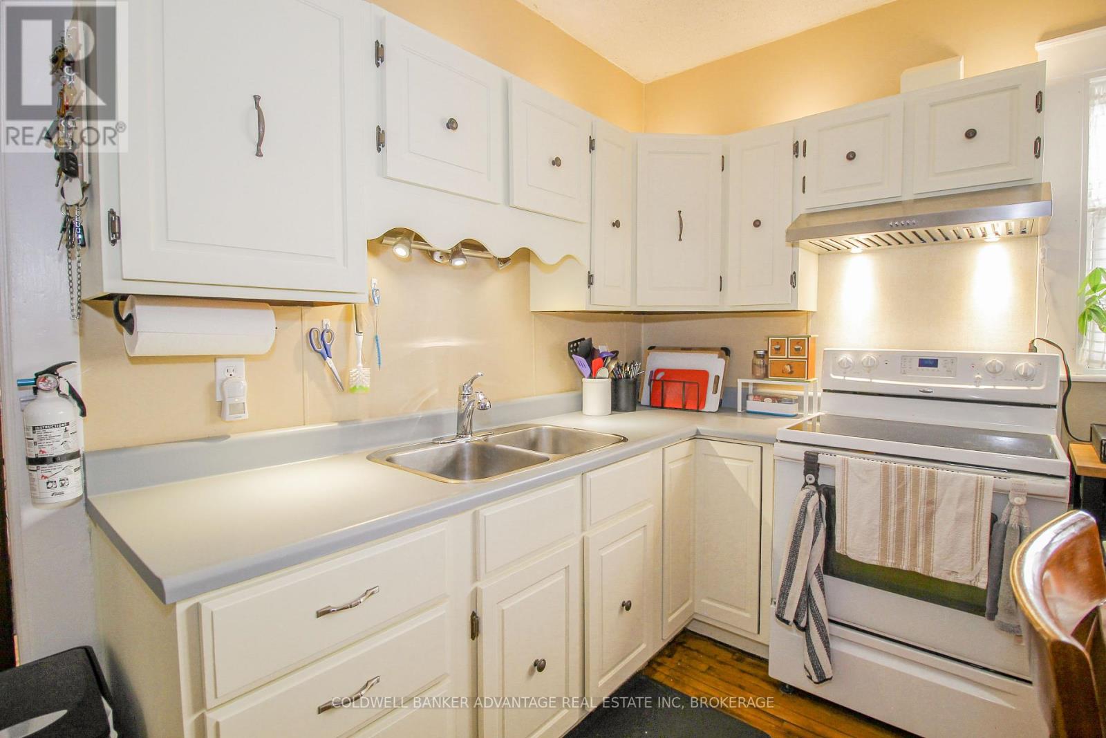 Photo 8 of 1048 Ontario Road, Welland ON