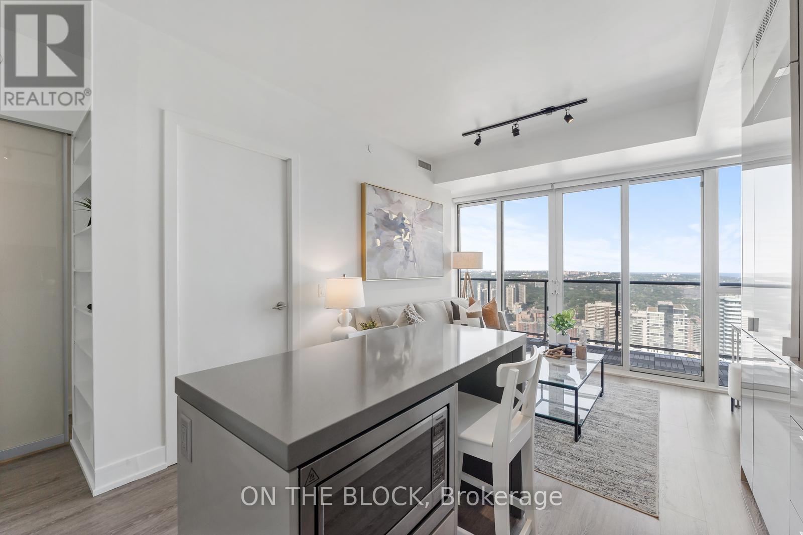 Photo 8 of 5307 7 Grenville Street, Toronto ON