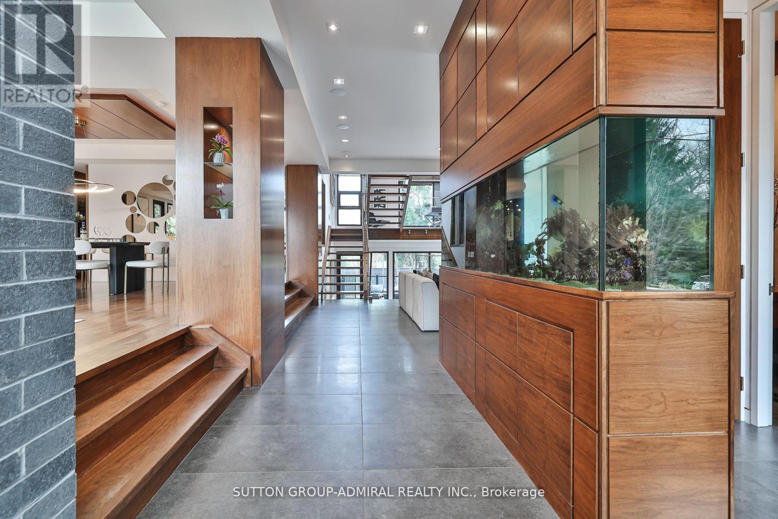 Photo 7 of 415 Douglas Avenue, Toronto ON