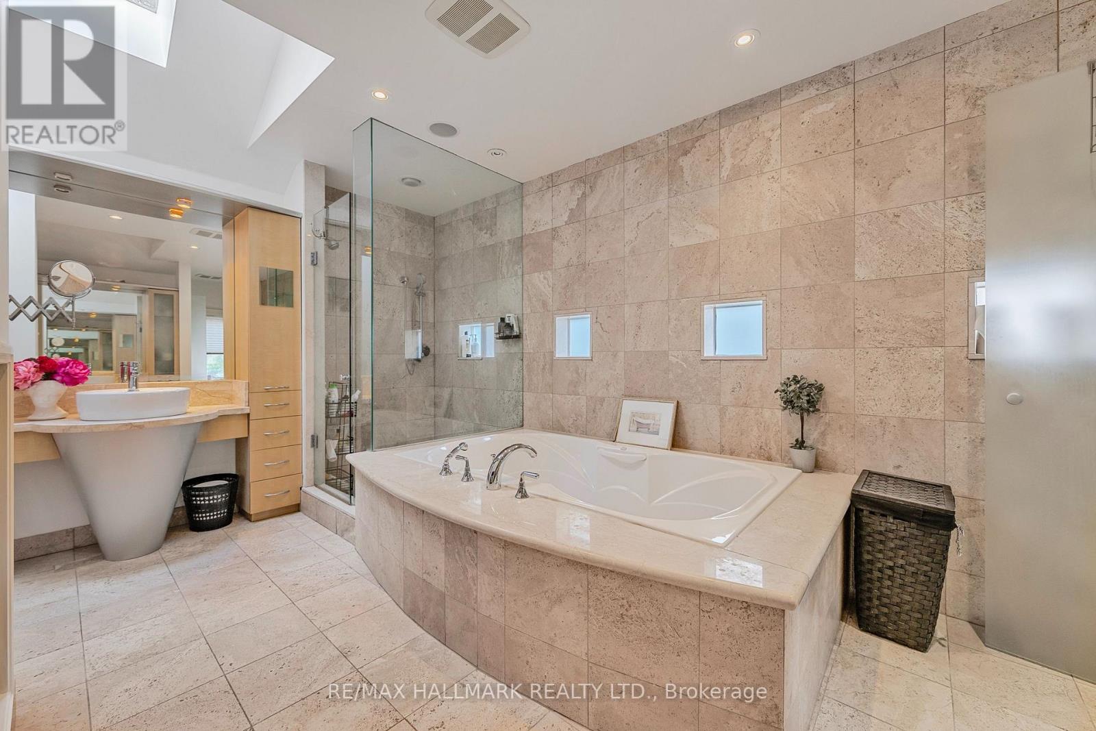 Photo 3 of 488 Brookdale Avenue, Toronto ON
