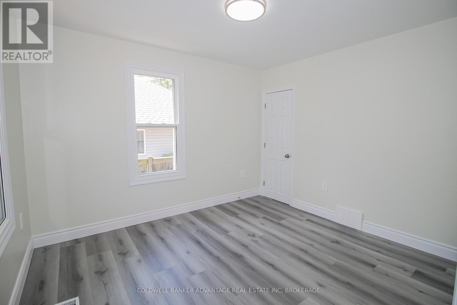 Photo 24 of 378 Thorold Road, Welland ON
