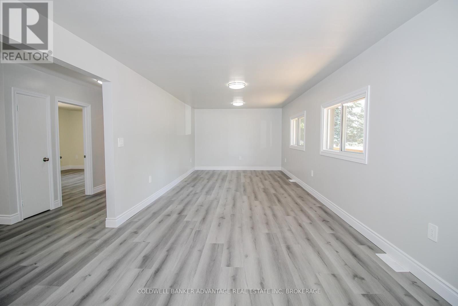 Photo 8 of 378 Thorold Road, Welland ON