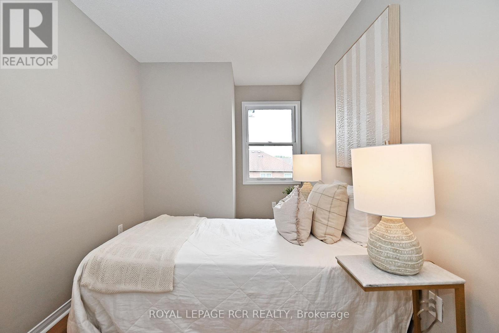 Photo 12 of 28 Wyatt Lane, Aurora ON