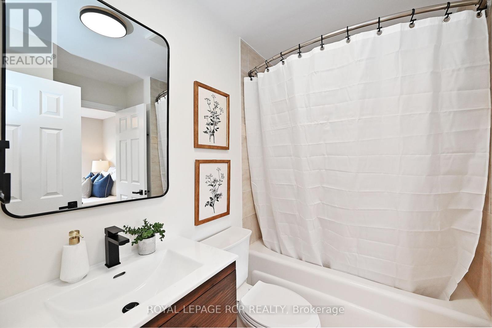Photo 31 of 28 Wyatt Lane, Aurora ON