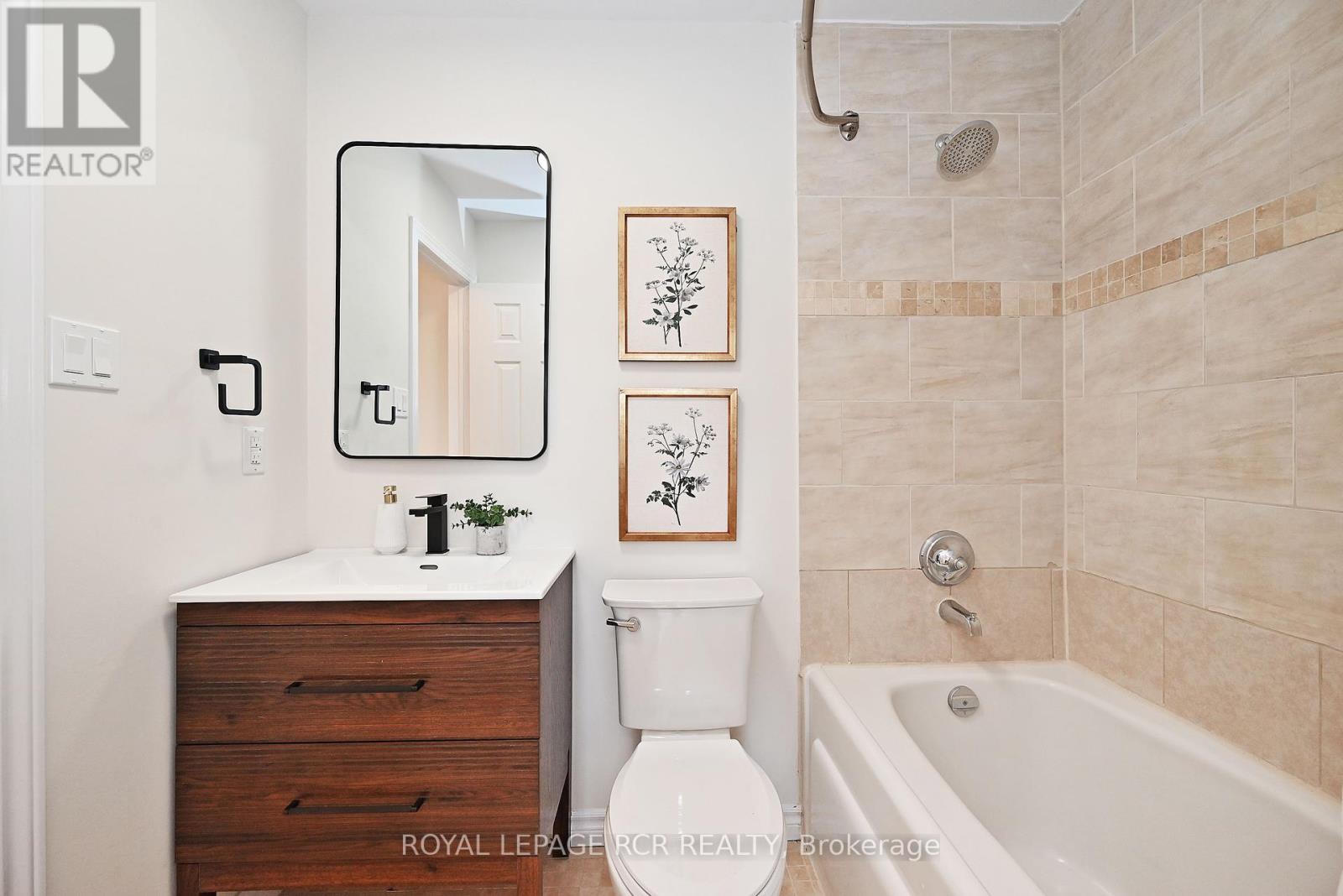 Photo 24 of 28 Wyatt Lane, Aurora ON