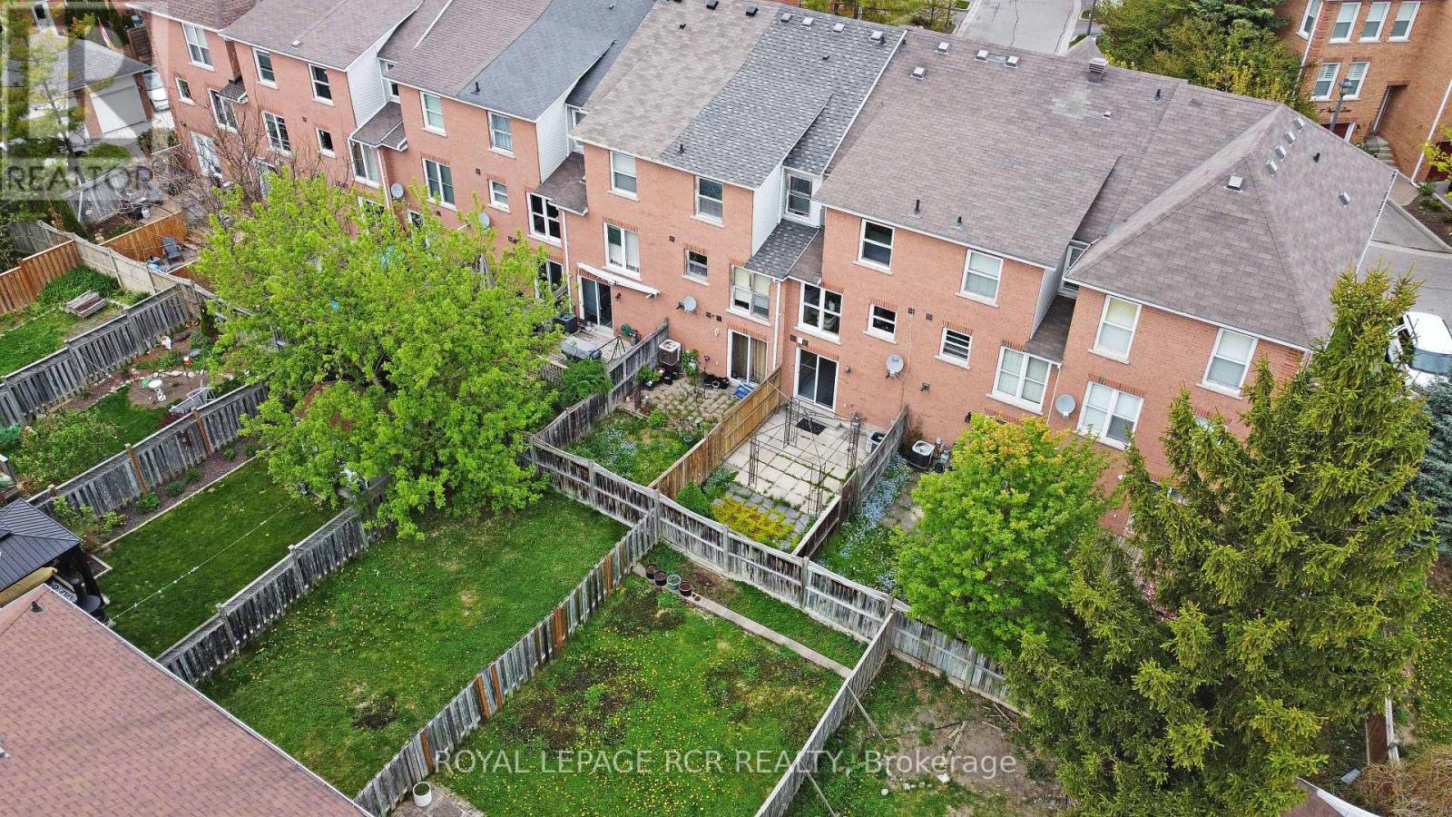 Photo 18 of 28 Wyatt Lane, Aurora ON