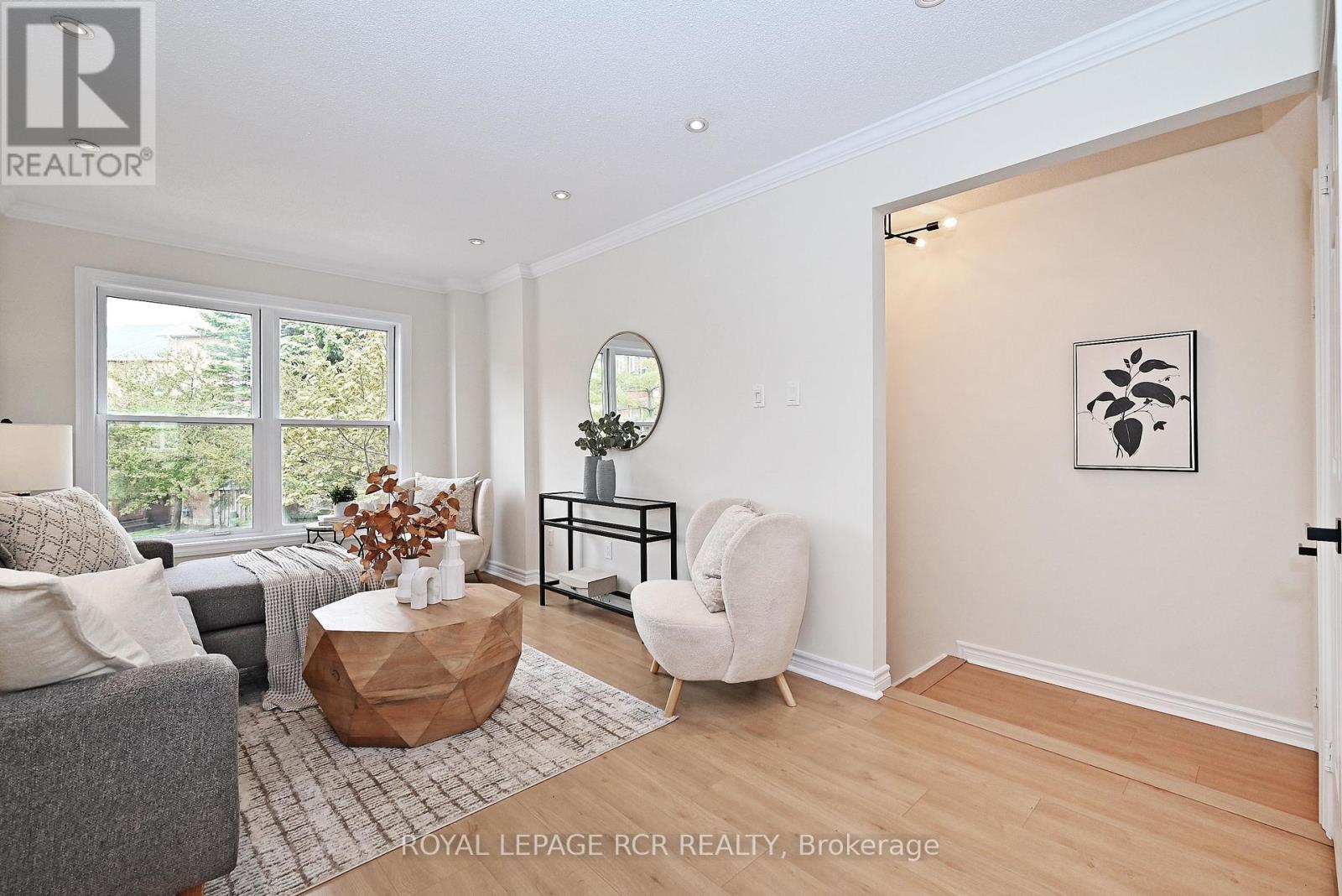 Photo 7 of 28 Wyatt Lane, Aurora ON