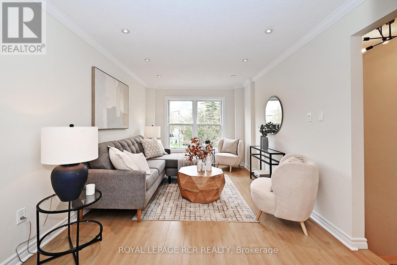 Photo 9 of 28 Wyatt Lane, Aurora ON