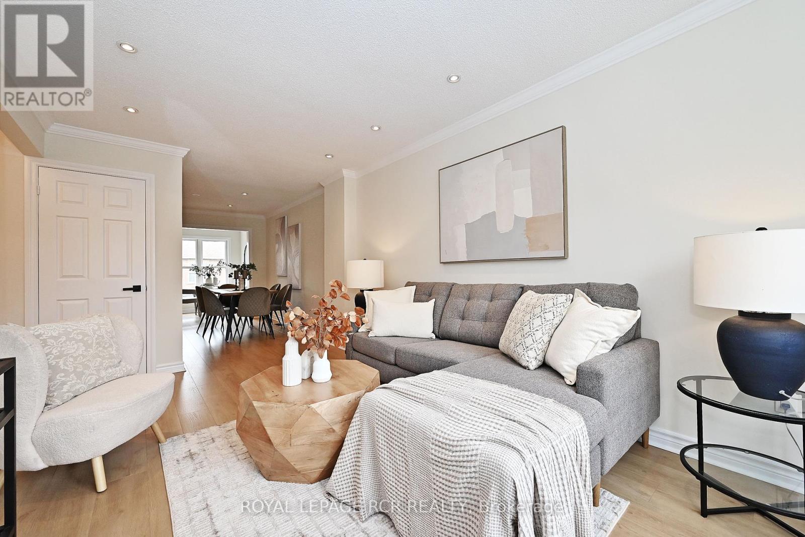 Photo 5 of 28 Wyatt Lane, Aurora ON