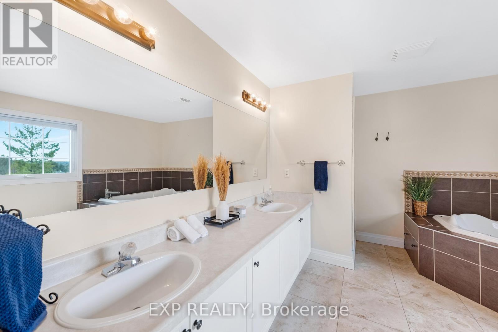 Photo 20 of 6 6 Adams Court, Uxbridge ON