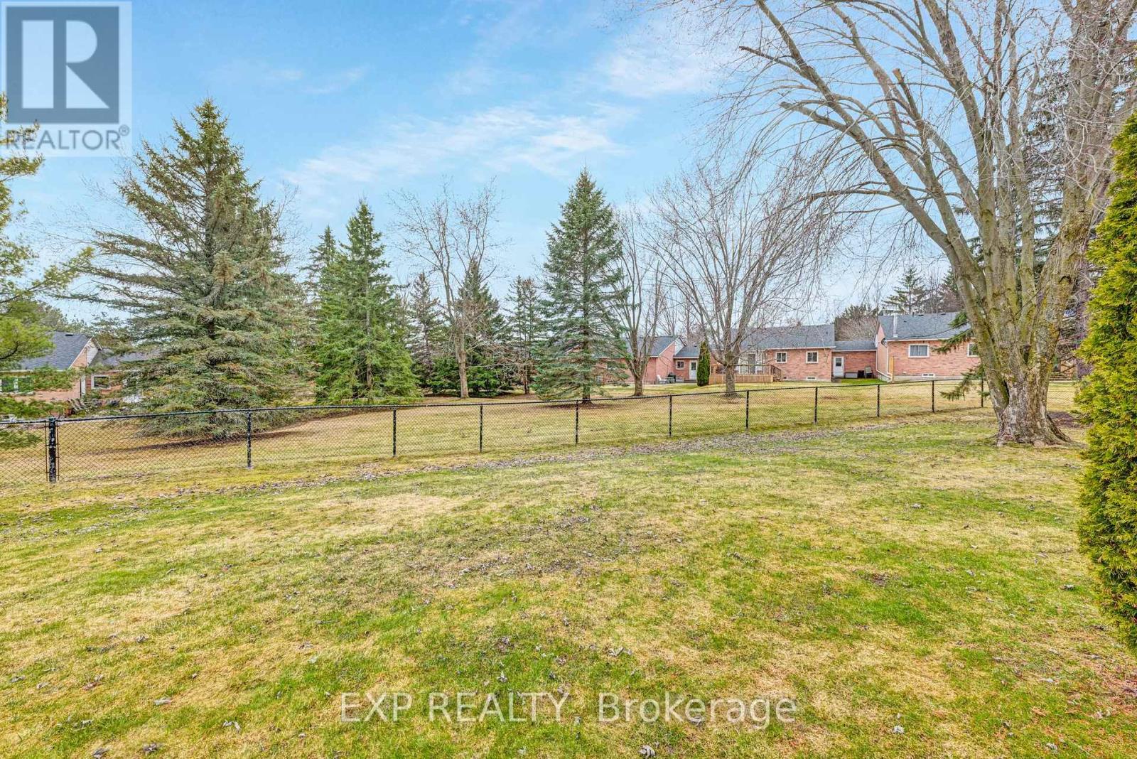 Photo 37 of 6 6 Adams Court, Uxbridge ON