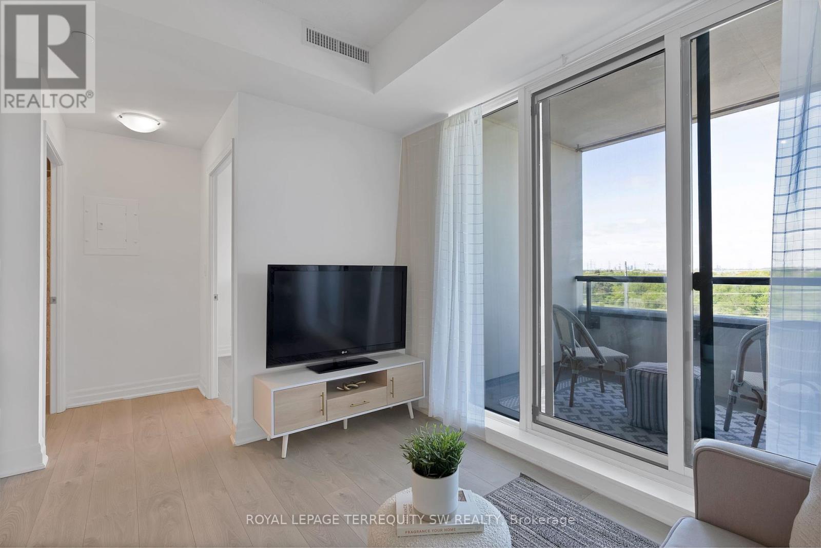 Photo 10 of 616 10 Rouge Valley Drive W, Markham ON