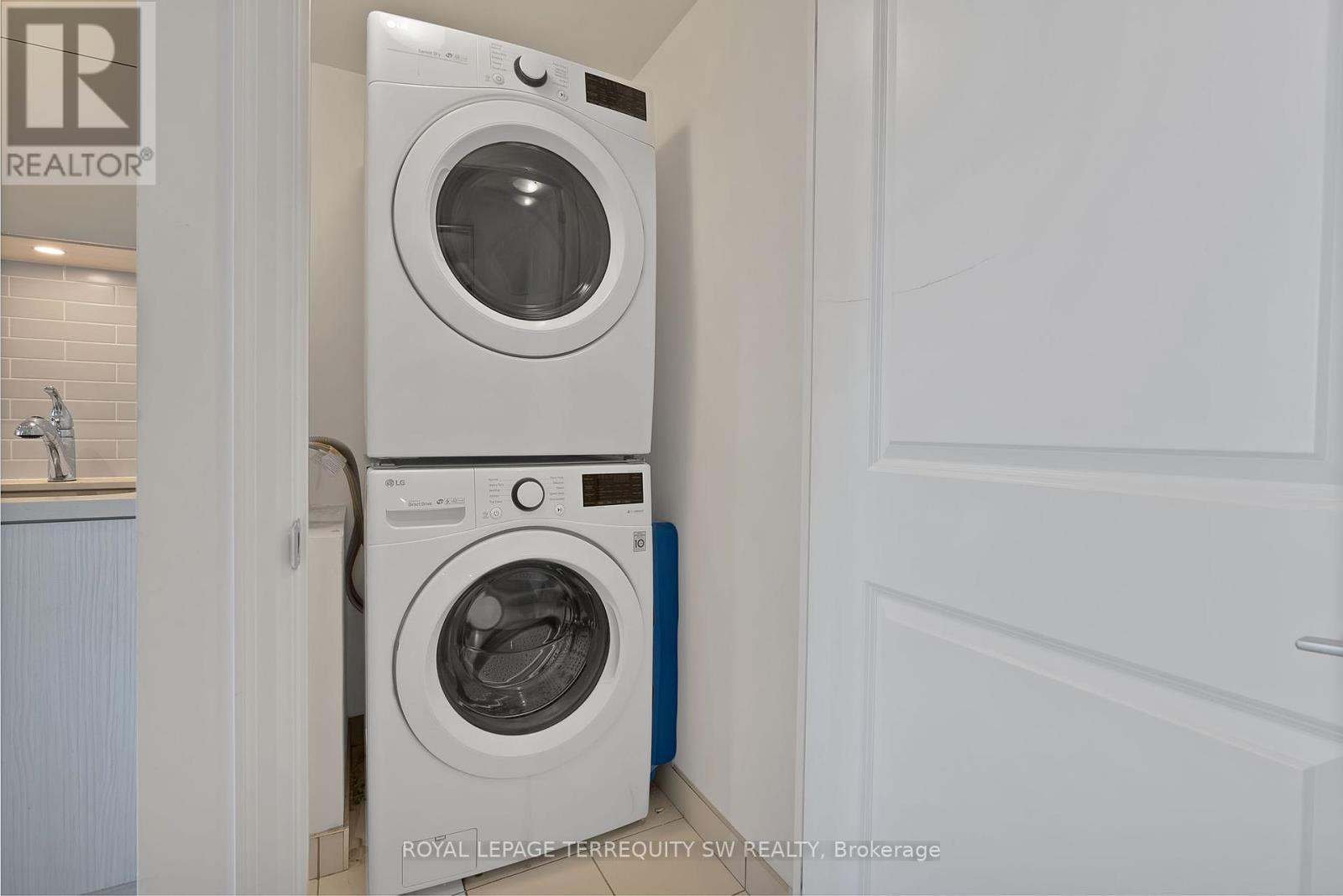Photo 19 of 616 10 Rouge Valley Drive W, Markham ON