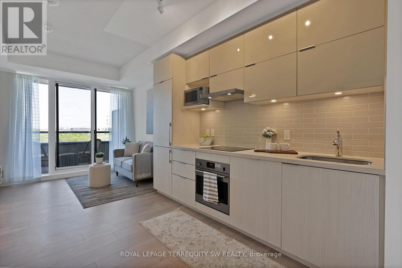Photo 5 of 616 10 Rouge Valley Drive W, Markham ON