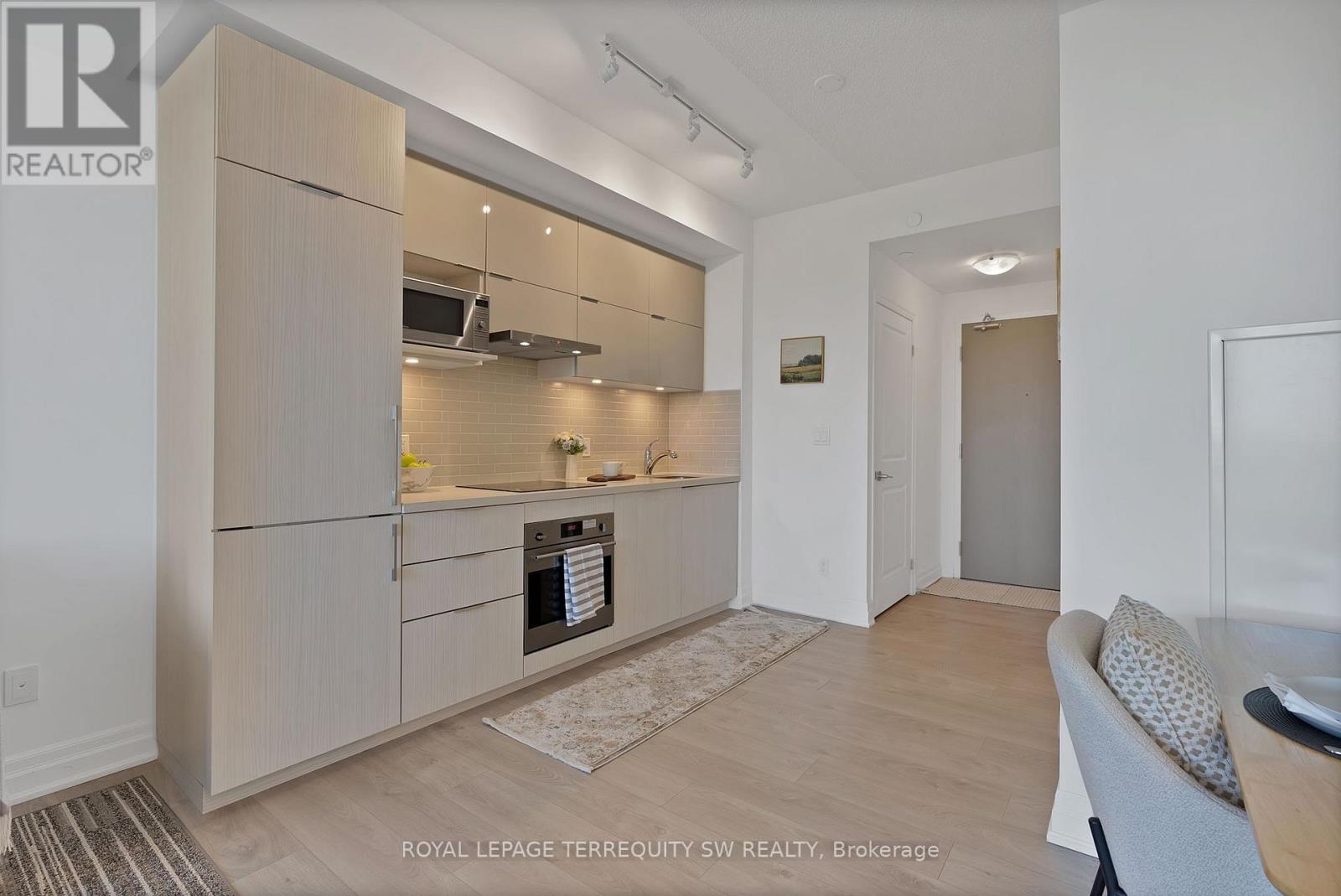 Photo 7 of 616 10 Rouge Valley Drive W, Markham ON