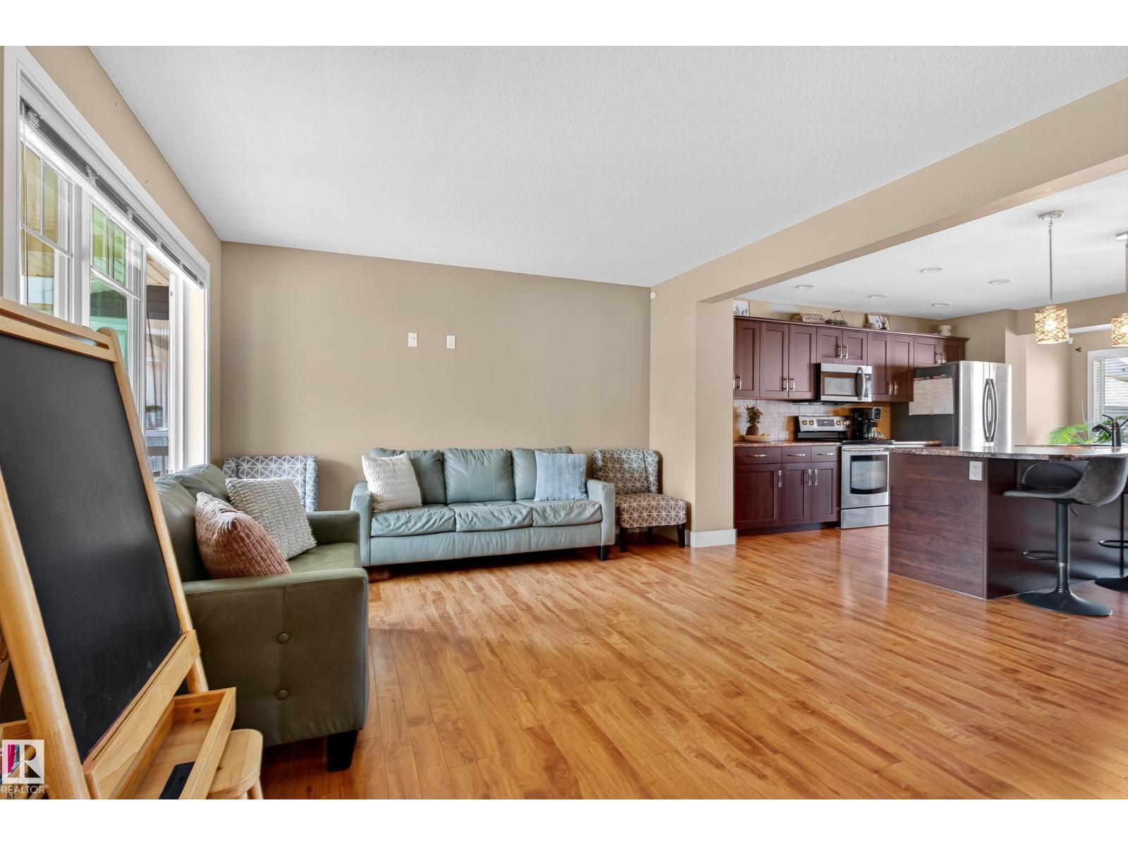 Photo 10 of 756 Decoteau Wy Nw, Edmonton AB
