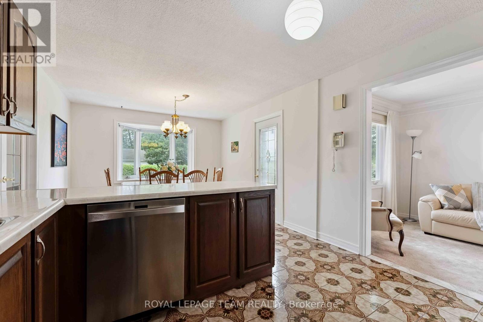 Photo 6 of 8 Oakwood Avenue, Ottawa ON