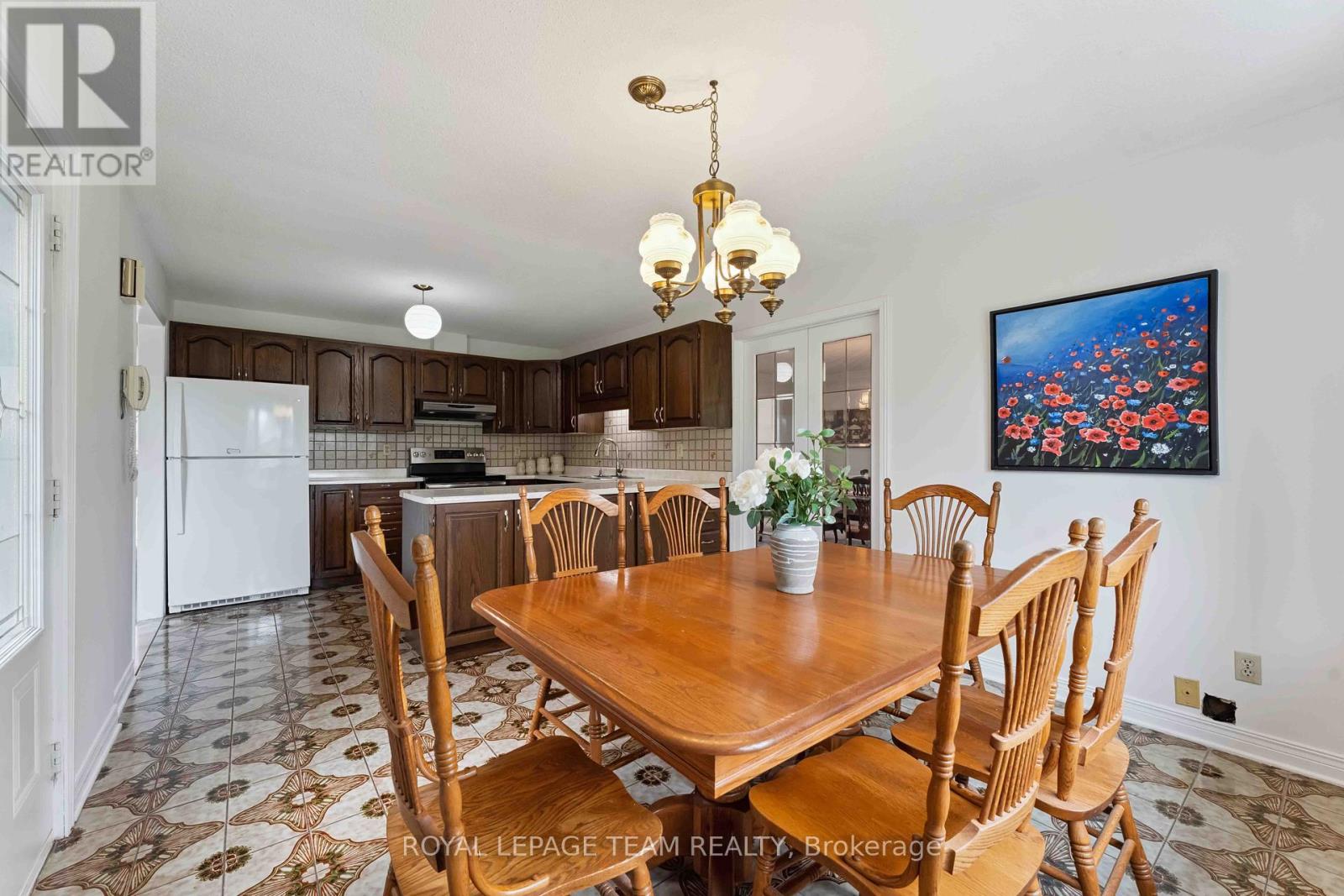 Photo 2 of 8 Oakwood Avenue, Ottawa ON