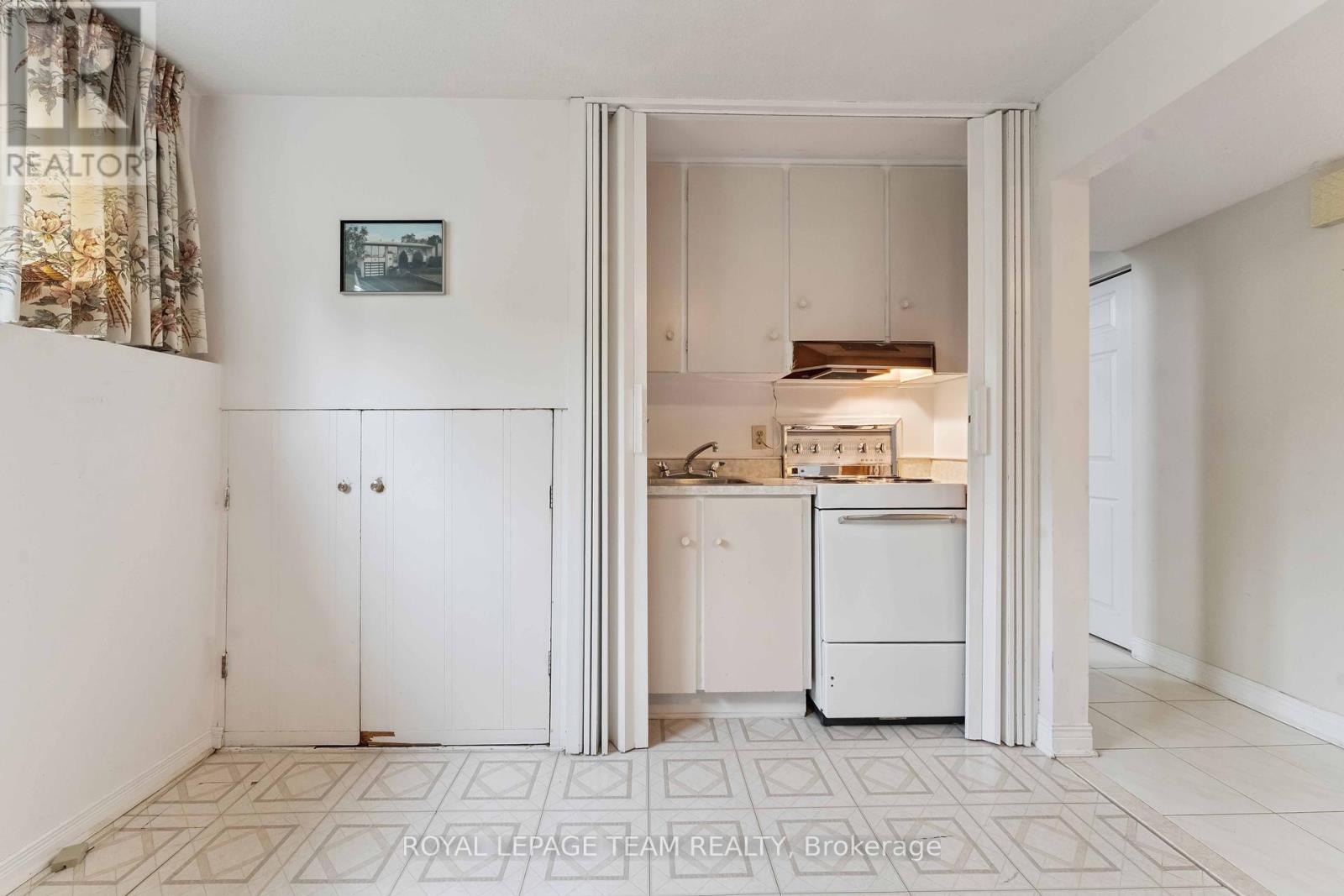 Photo 17 of 8 Oakwood Avenue, Ottawa ON