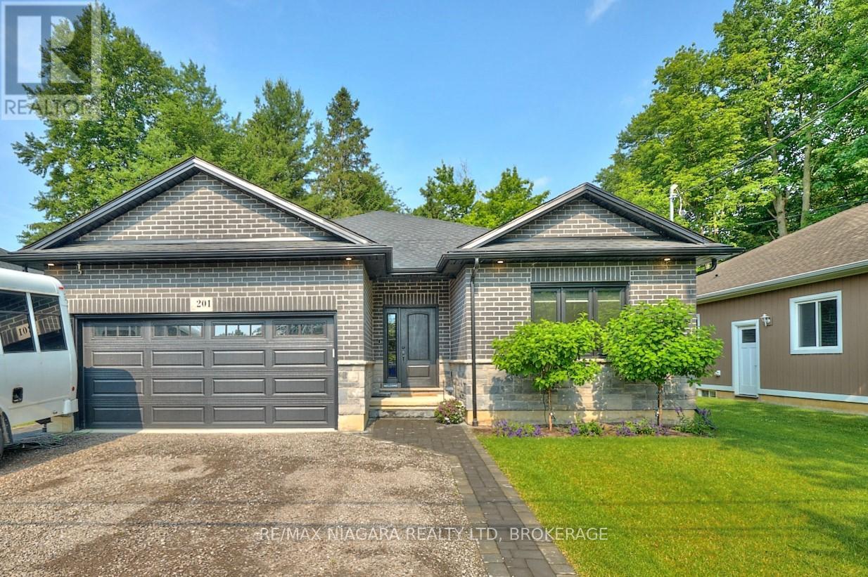 Photo 4 of 201 Pleasant Avenue N, Fort Erie ON