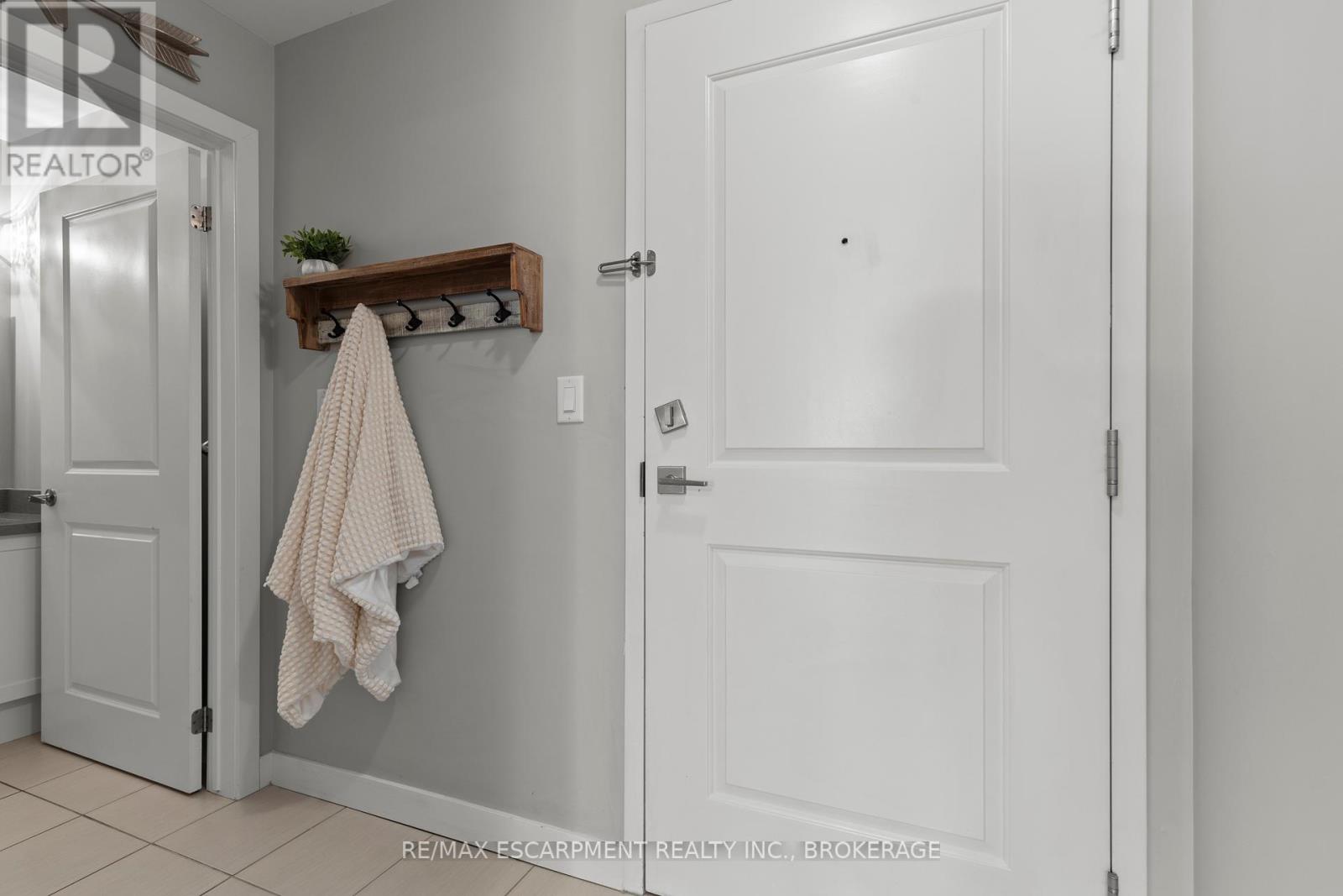 Photo 15 of 230 35 Southshore Crescent, Hamilton ON