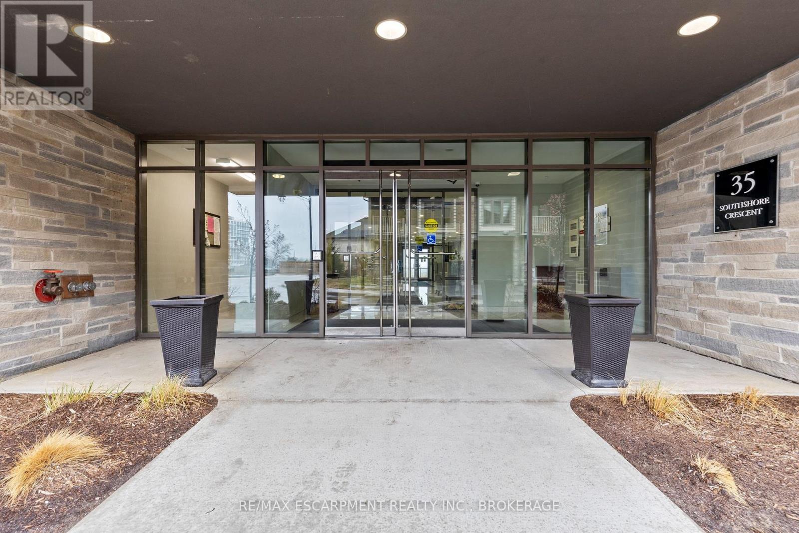 Photo 2 of 230 35 Southshore Crescent, Hamilton ON