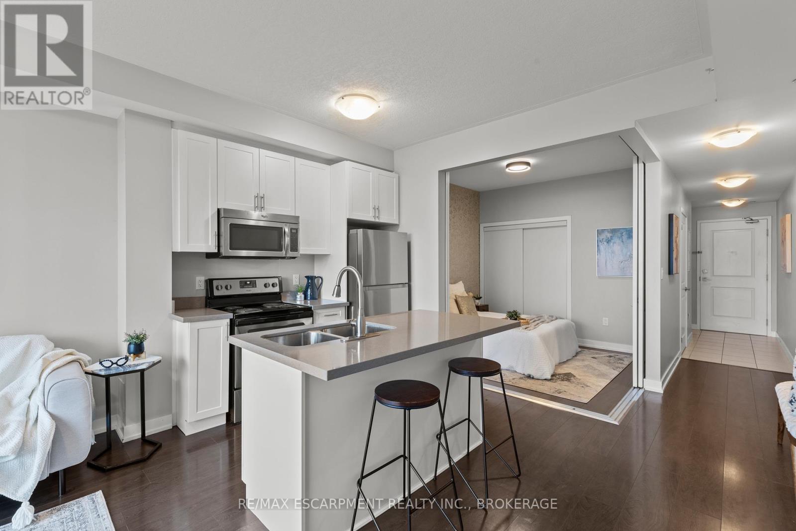 Photo 3 of 230 35 Southshore Crescent, Hamilton ON