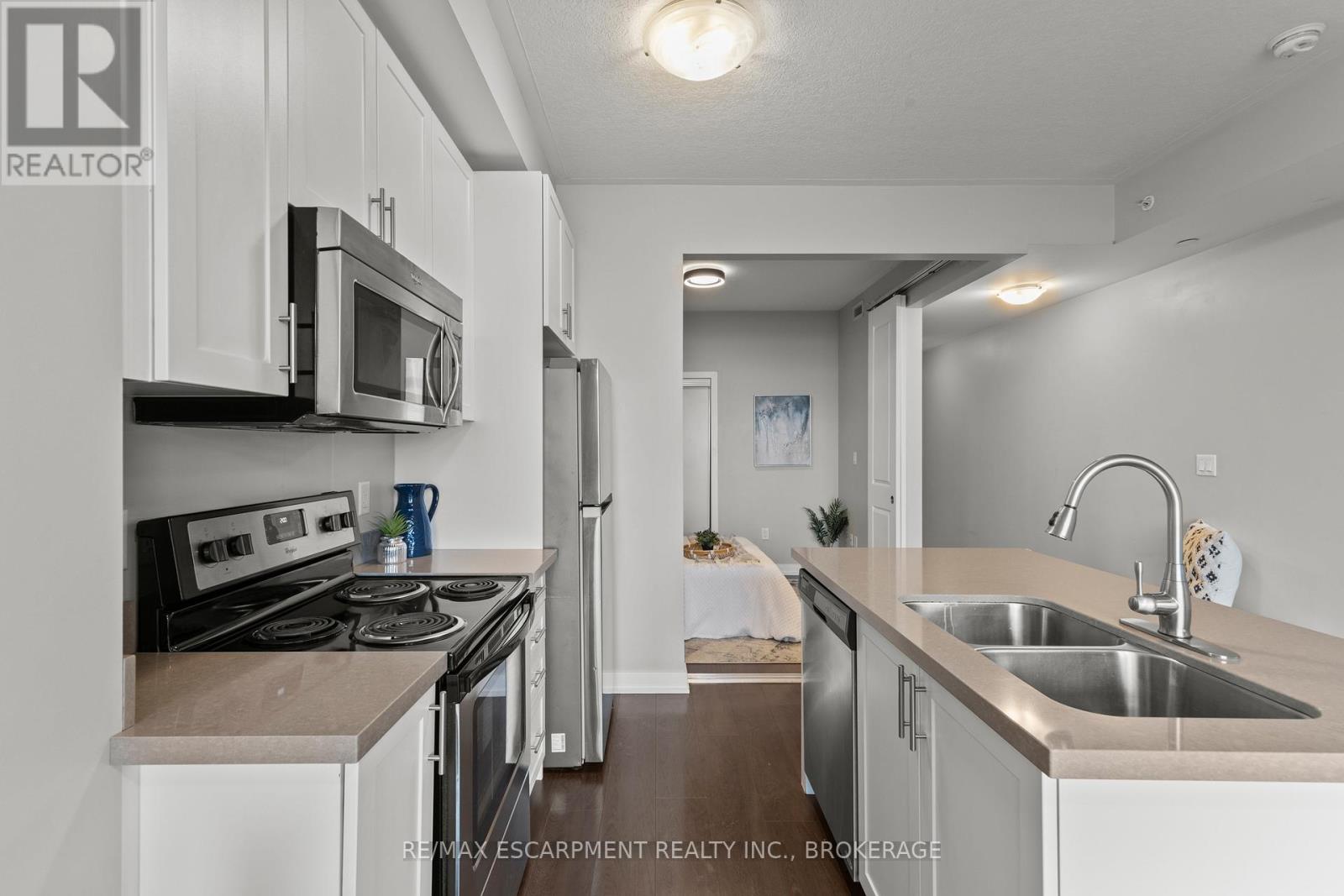 Photo 5 of 230 35 Southshore Crescent, Hamilton ON