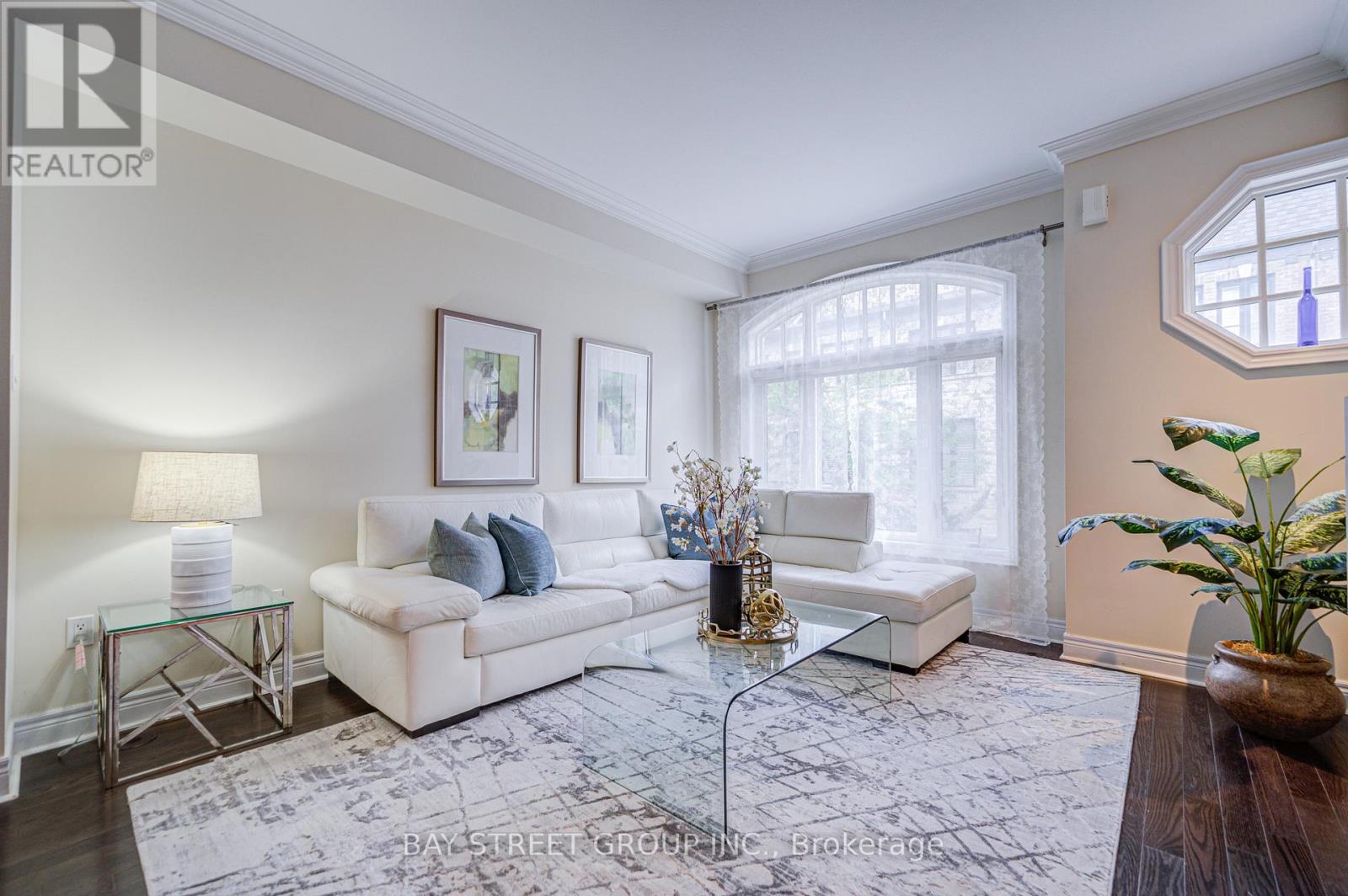 Photo 15 of 37 Lobo Mews, Toronto ON