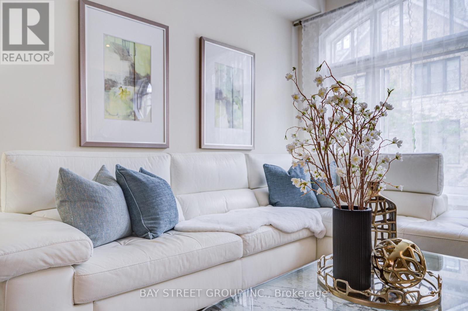 Photo 17 of 37 Lobo Mews, Toronto ON