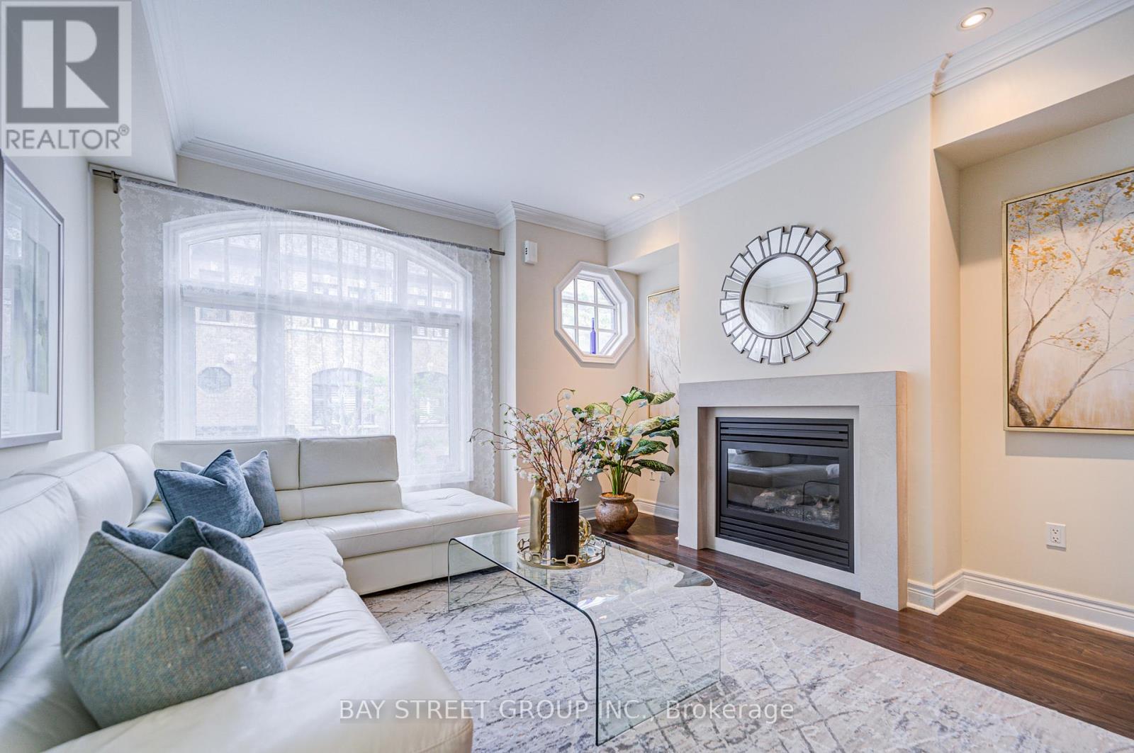 Photo 18 of 37 Lobo Mews, Toronto ON