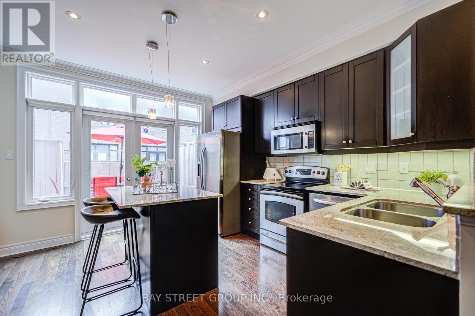 Photo 20 of 37 Lobo Mews, Toronto ON