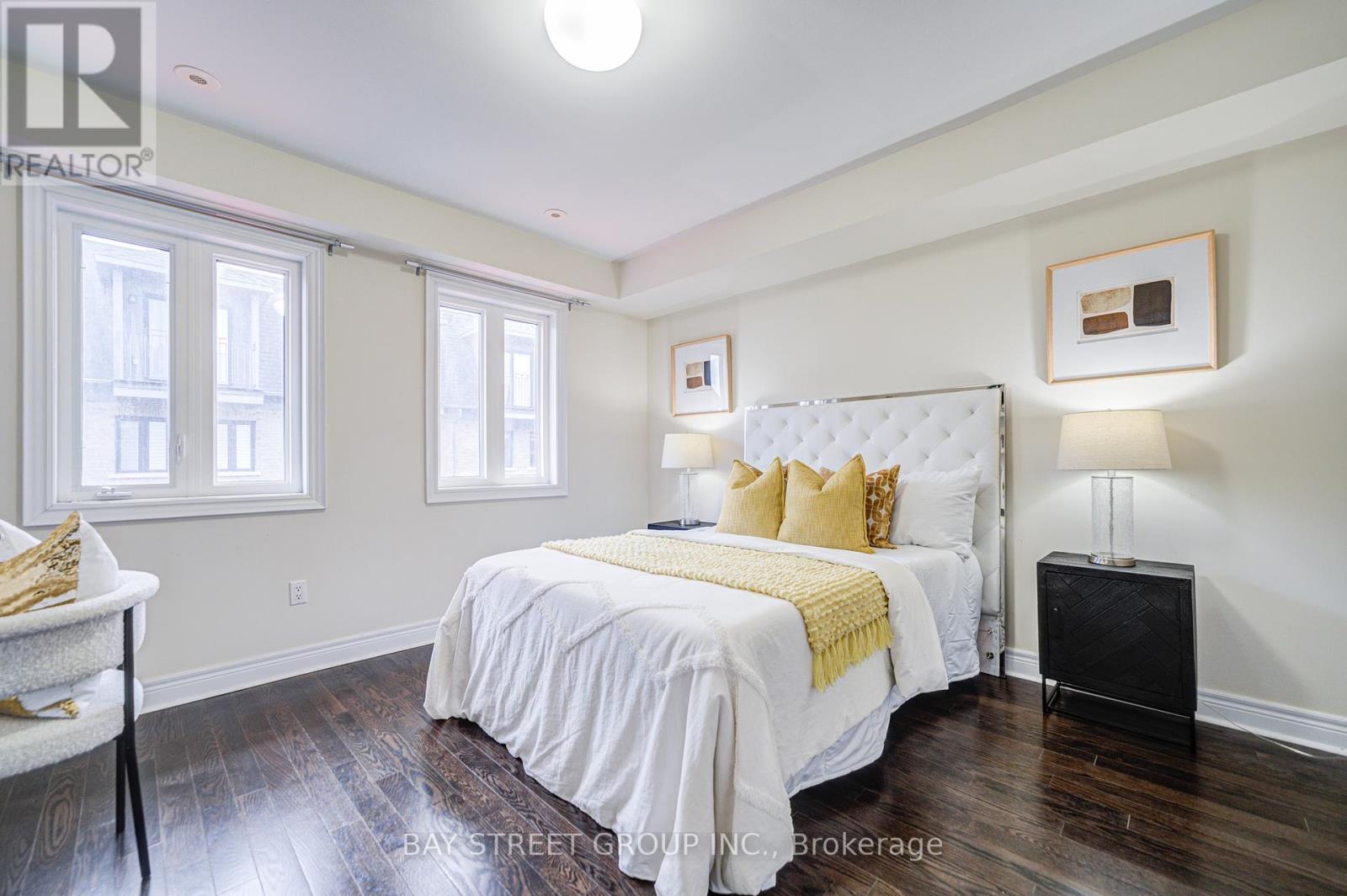 Photo 25 of 37 Lobo Mews, Toronto ON