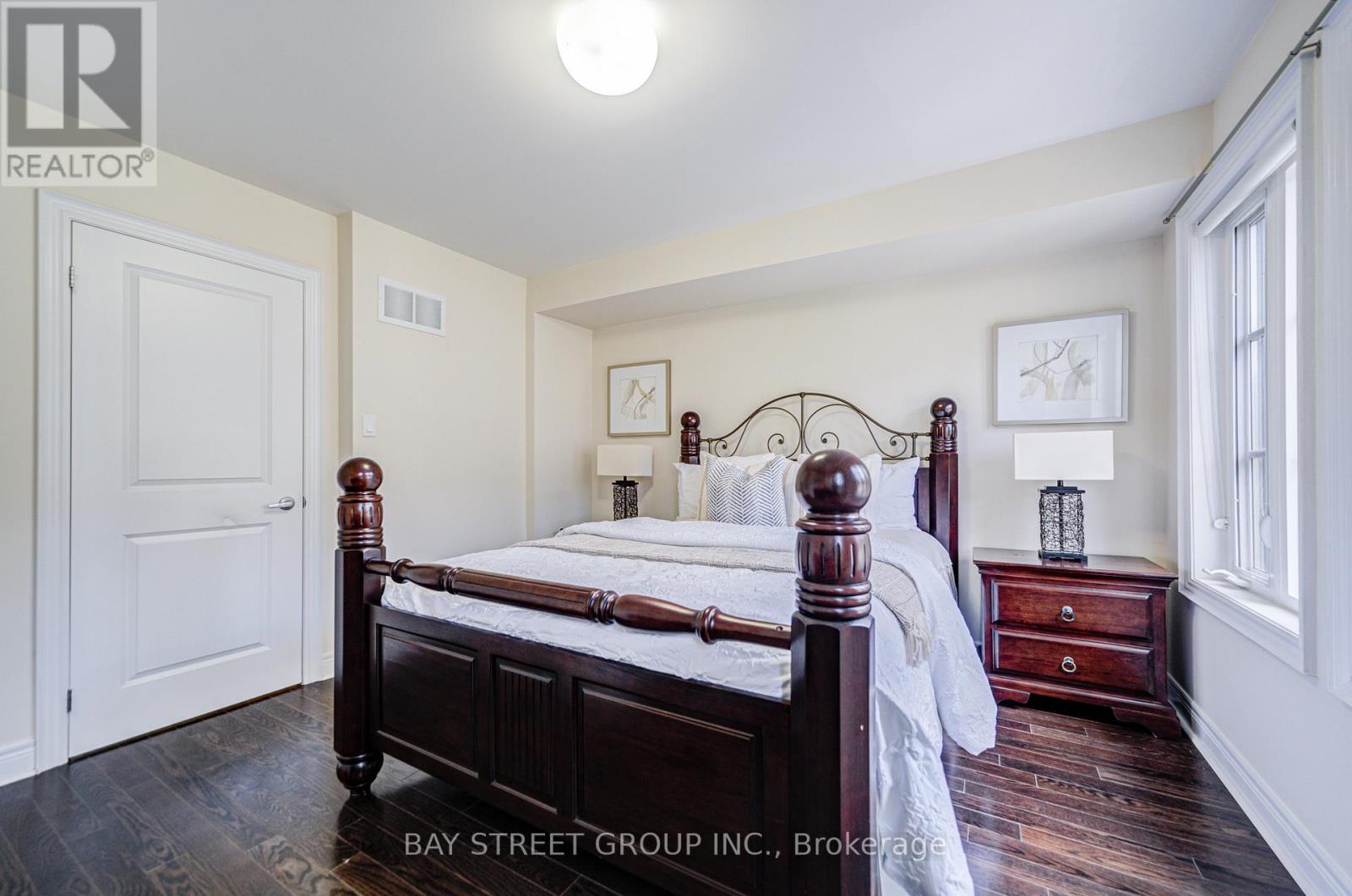 Photo 31 of 37 Lobo Mews, Toronto ON