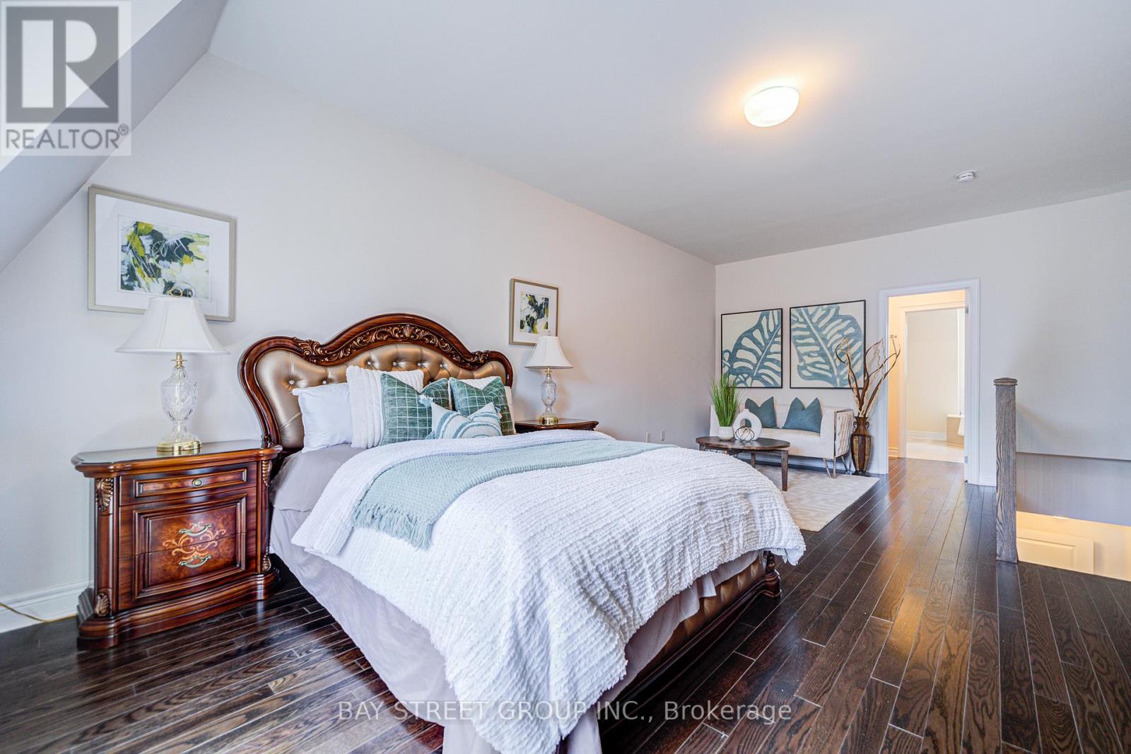 Photo 35 of 37 Lobo Mews, Toronto ON