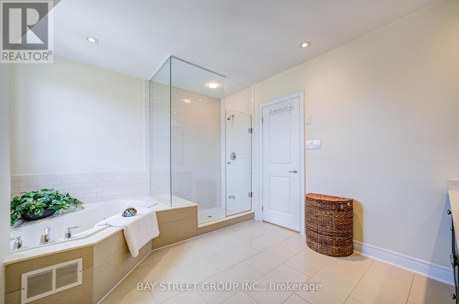 Photo 41 of 37 Lobo Mews, Toronto ON