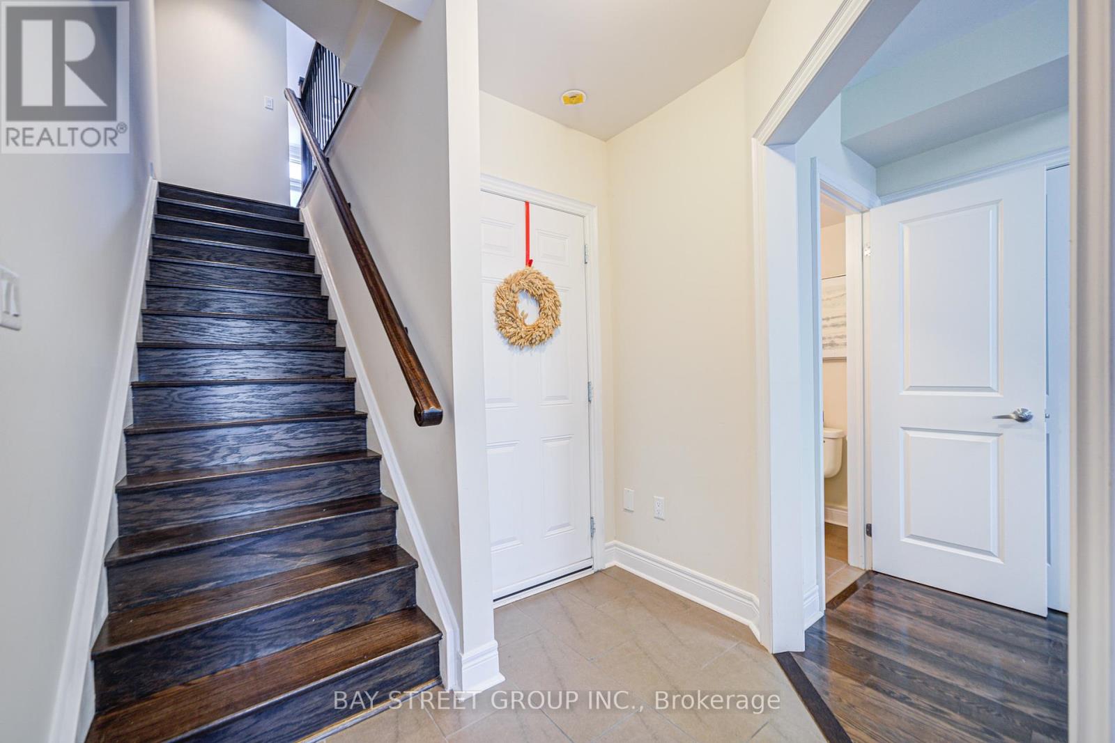 Photo 6 of 37 Lobo Mews, Toronto ON