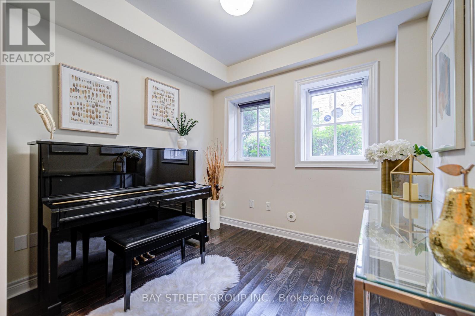 Photo 7 of 37 Lobo Mews, Toronto ON