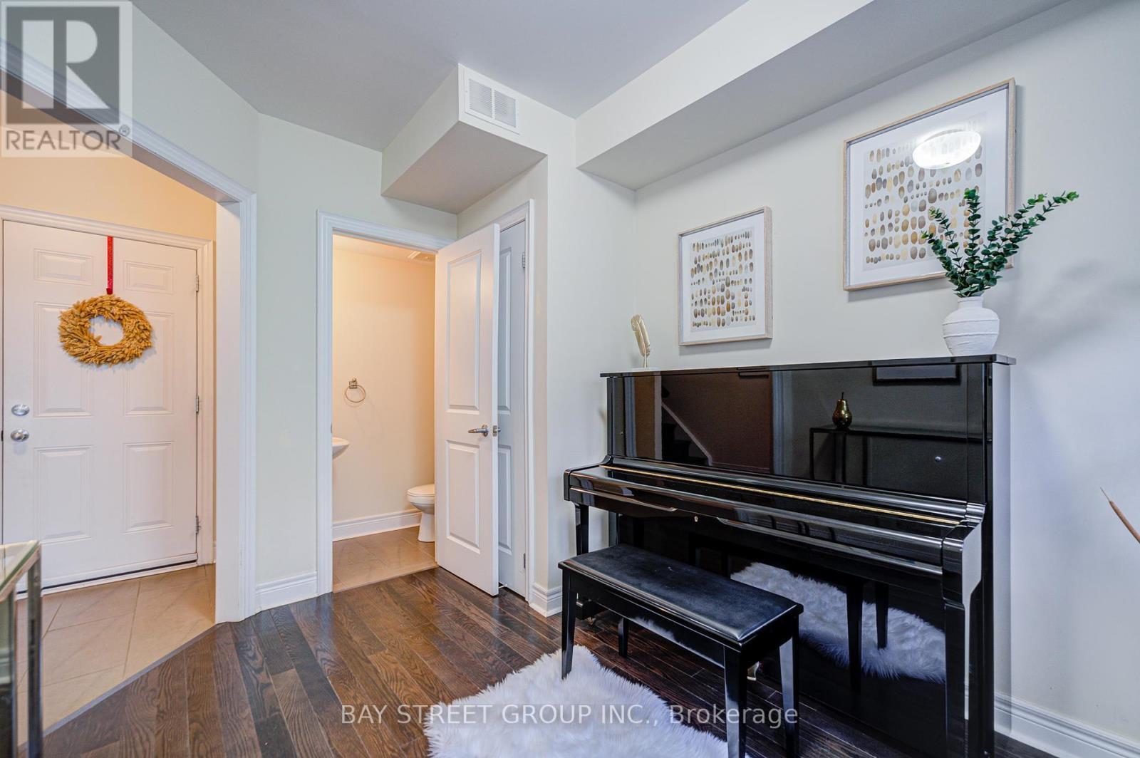 Photo 8 of 37 Lobo Mews, Toronto ON